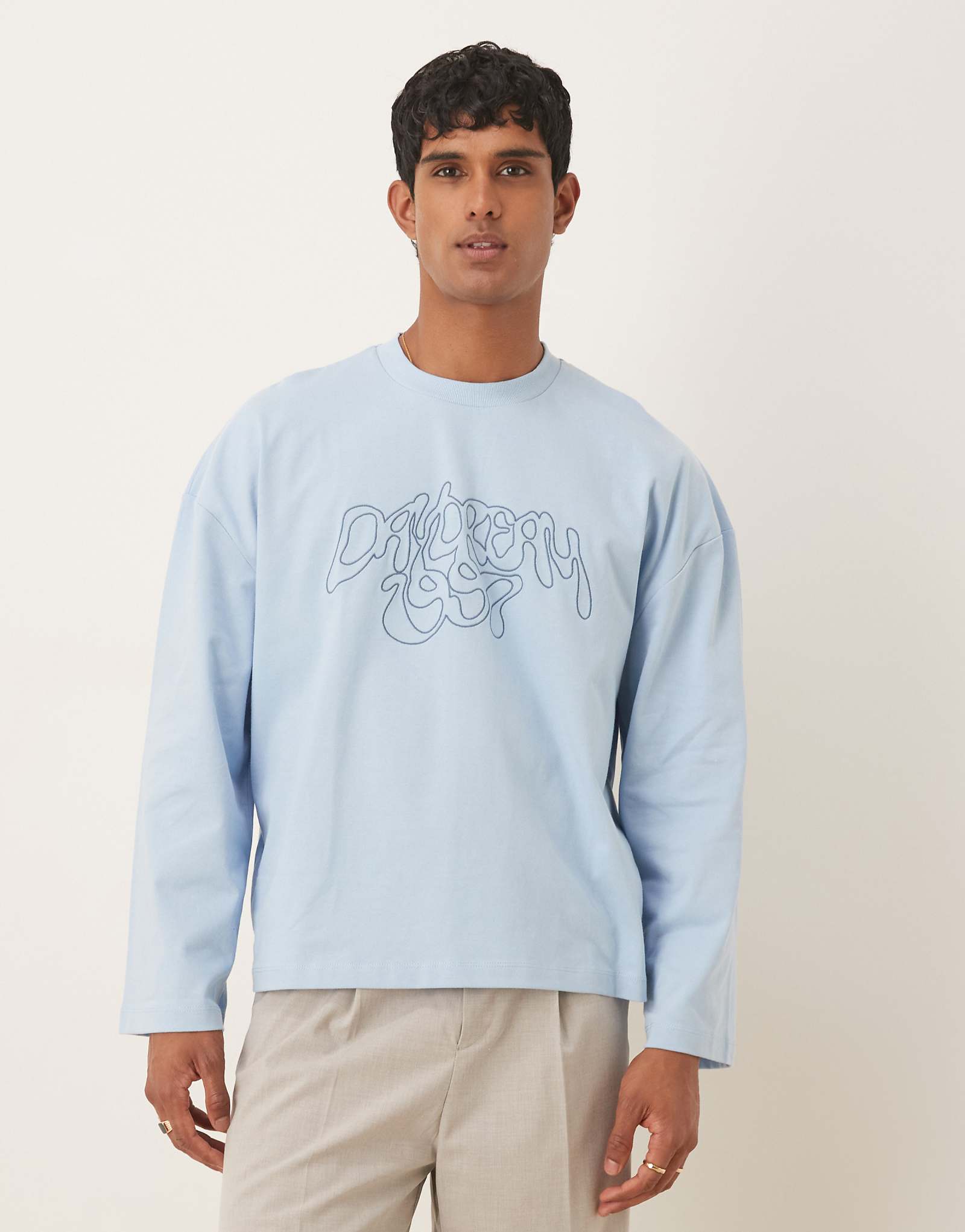 Лонгслив оверсайз ASOS DESIGN с вышитым текстом синий 6890₽