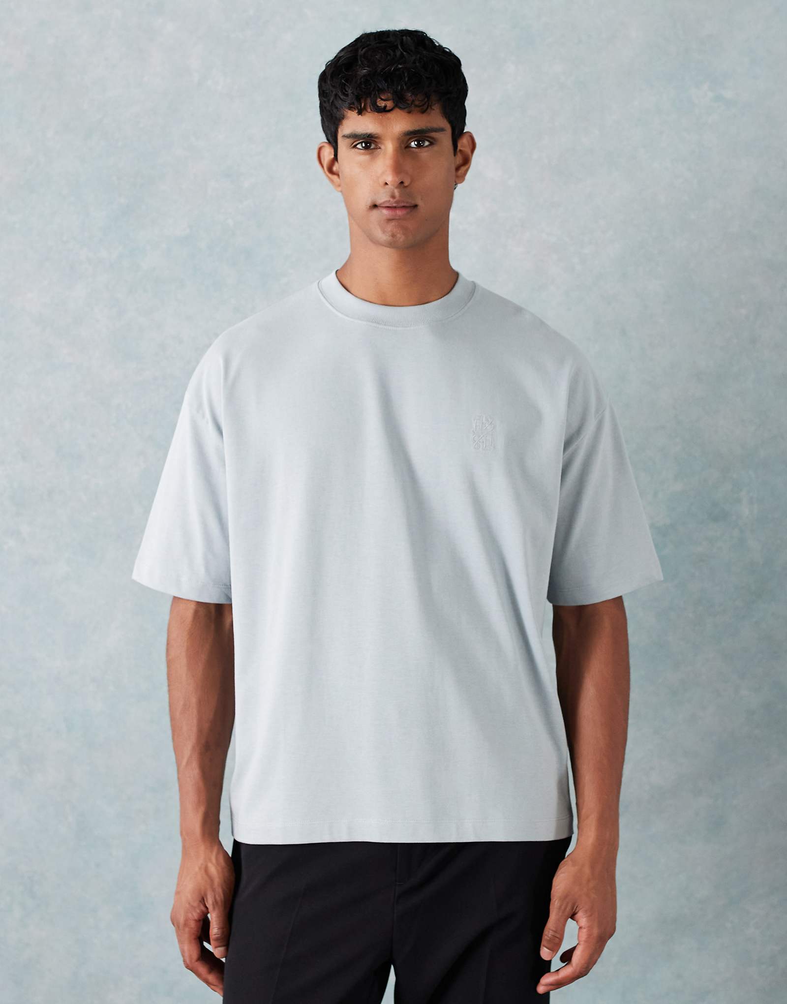 Футболка оверсайз ASOS DESIGN из плотной ткани серая с вышитым логотипом 2890₽
