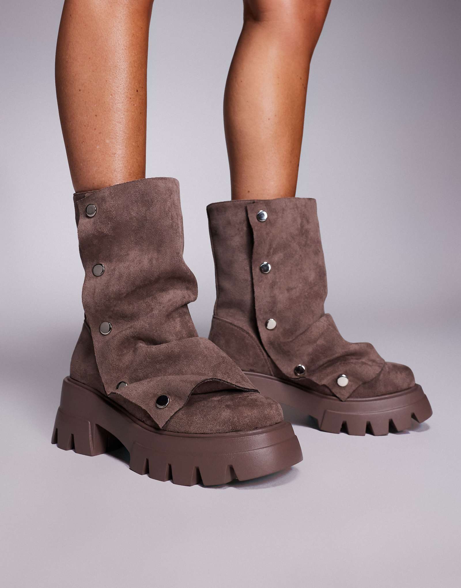 Ботильоны Azalea Wang Bharti на массивном каблуке с заклепками цвета какао