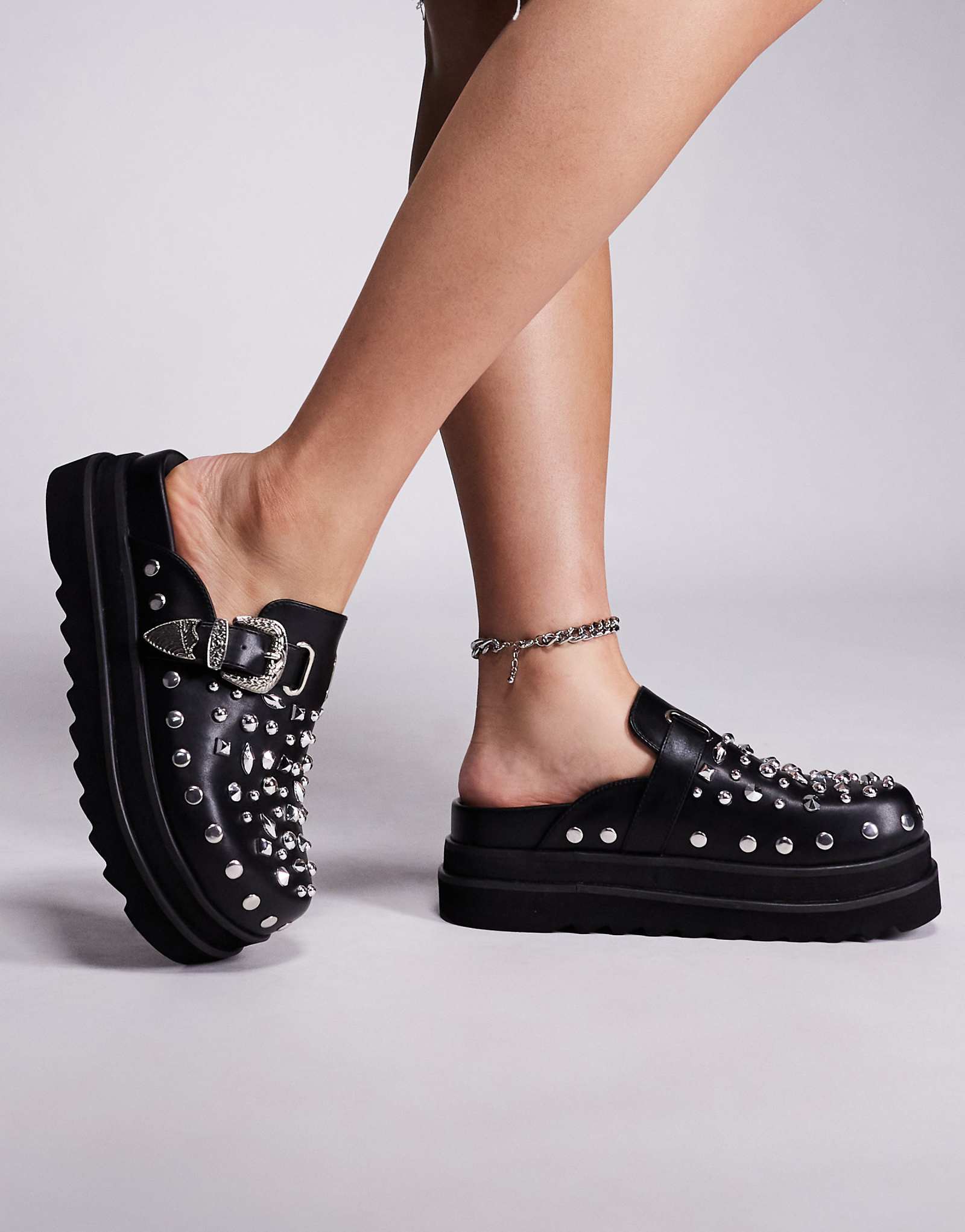 Сабо Azalea Wang Gabir с заклепками из черной искусственной кожи 21190₽