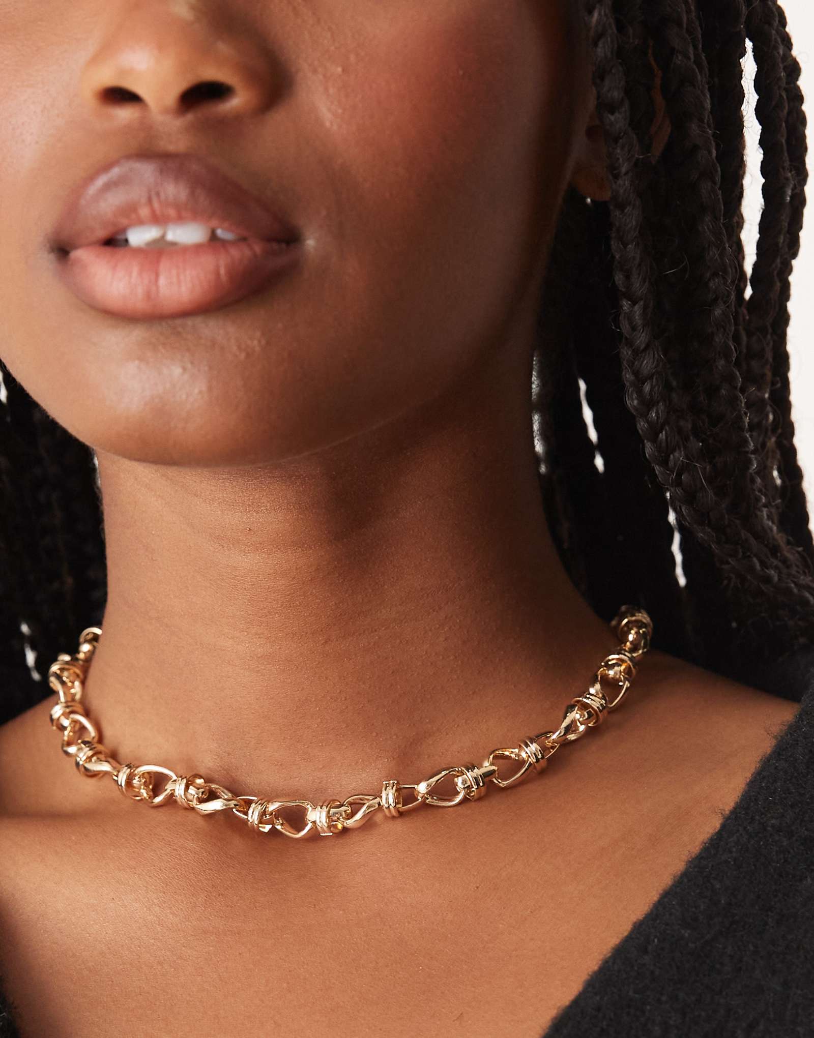 Короткое колье ASOS DESIGN в виде т-образной планки с массивными витыми звеньями золотой цепочки 2390₽