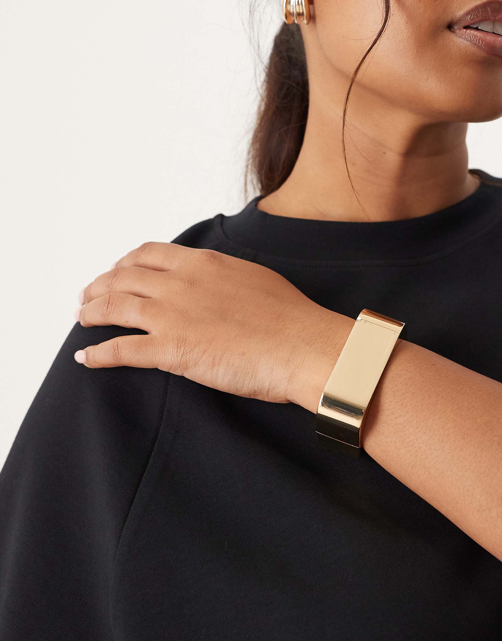 ДИЗАЙНЕРСКИЙ браслет ASOS овальной формы в золотистых тонах 4090₽