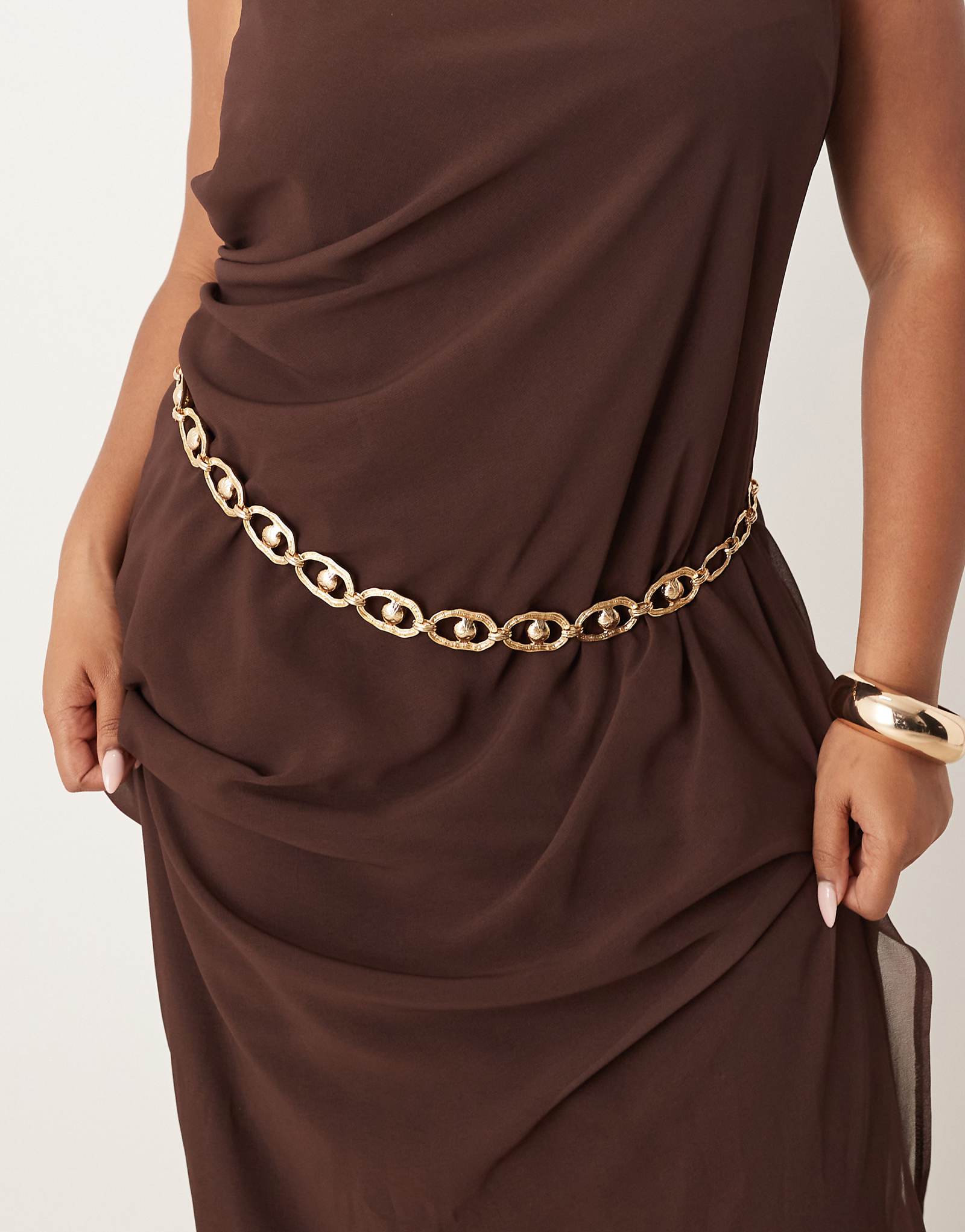 ДИЗАЙНЕРСКИЙ пояс ASOS с округлой талией и бальной цепочкой на бедрах золотистого цвета 5190₽