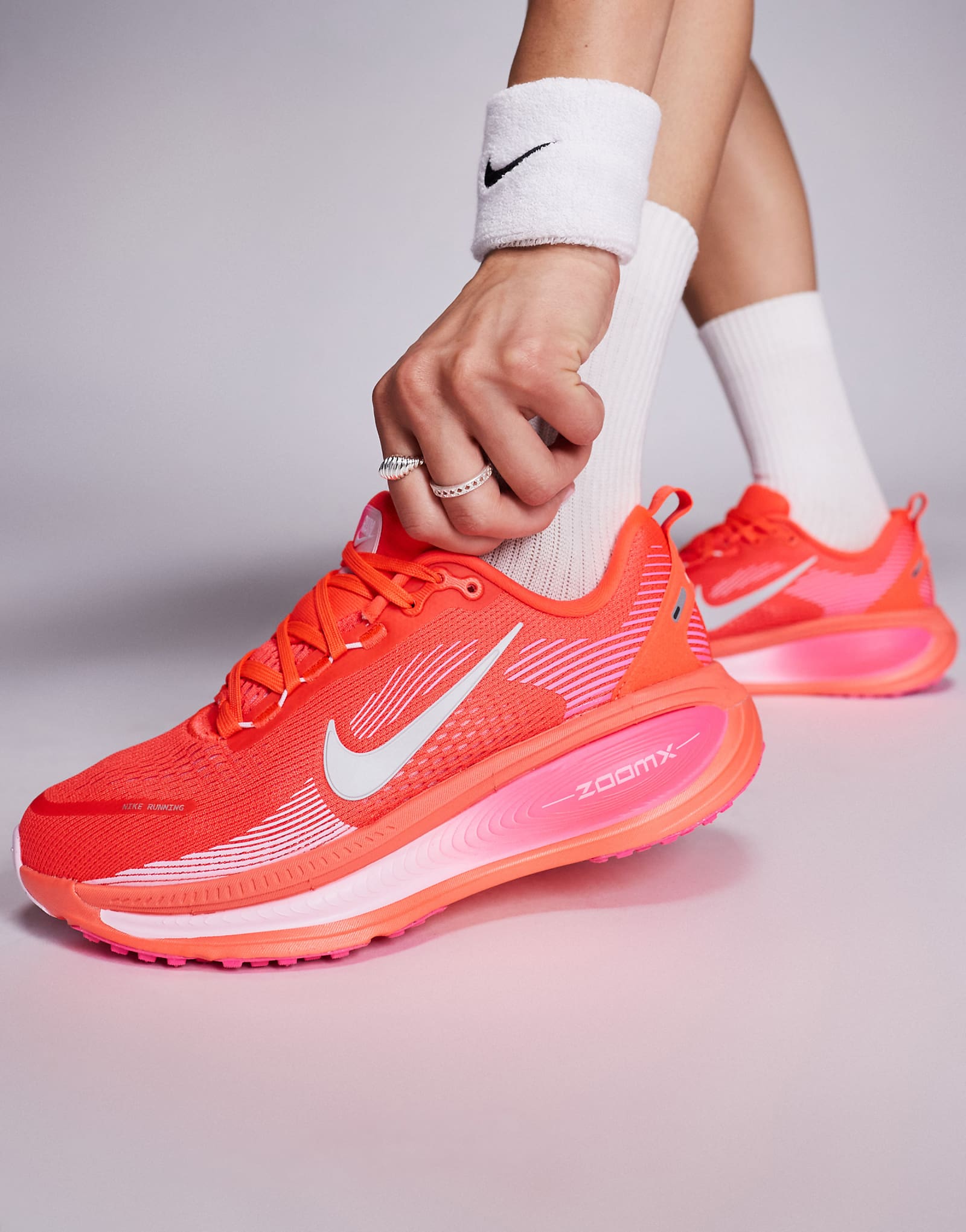 Кроссовки для бега Nike Vomero 18 розового цвета 30590₽