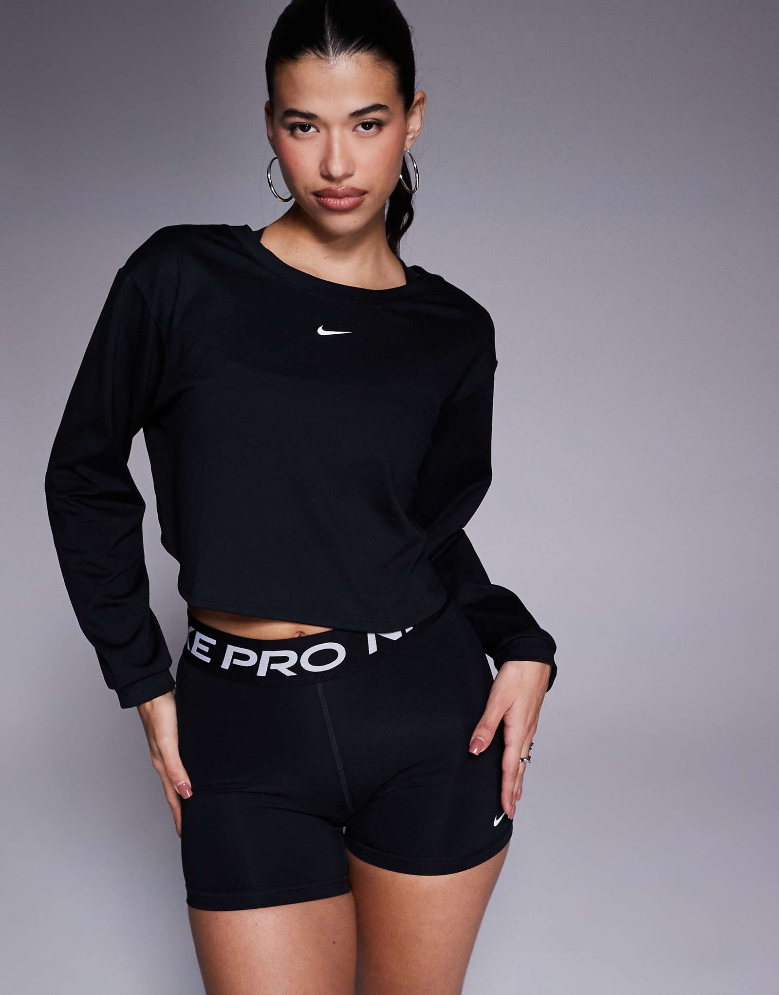 Толстовка Nike One Training Dri-FIT черного цвета 15290₽
