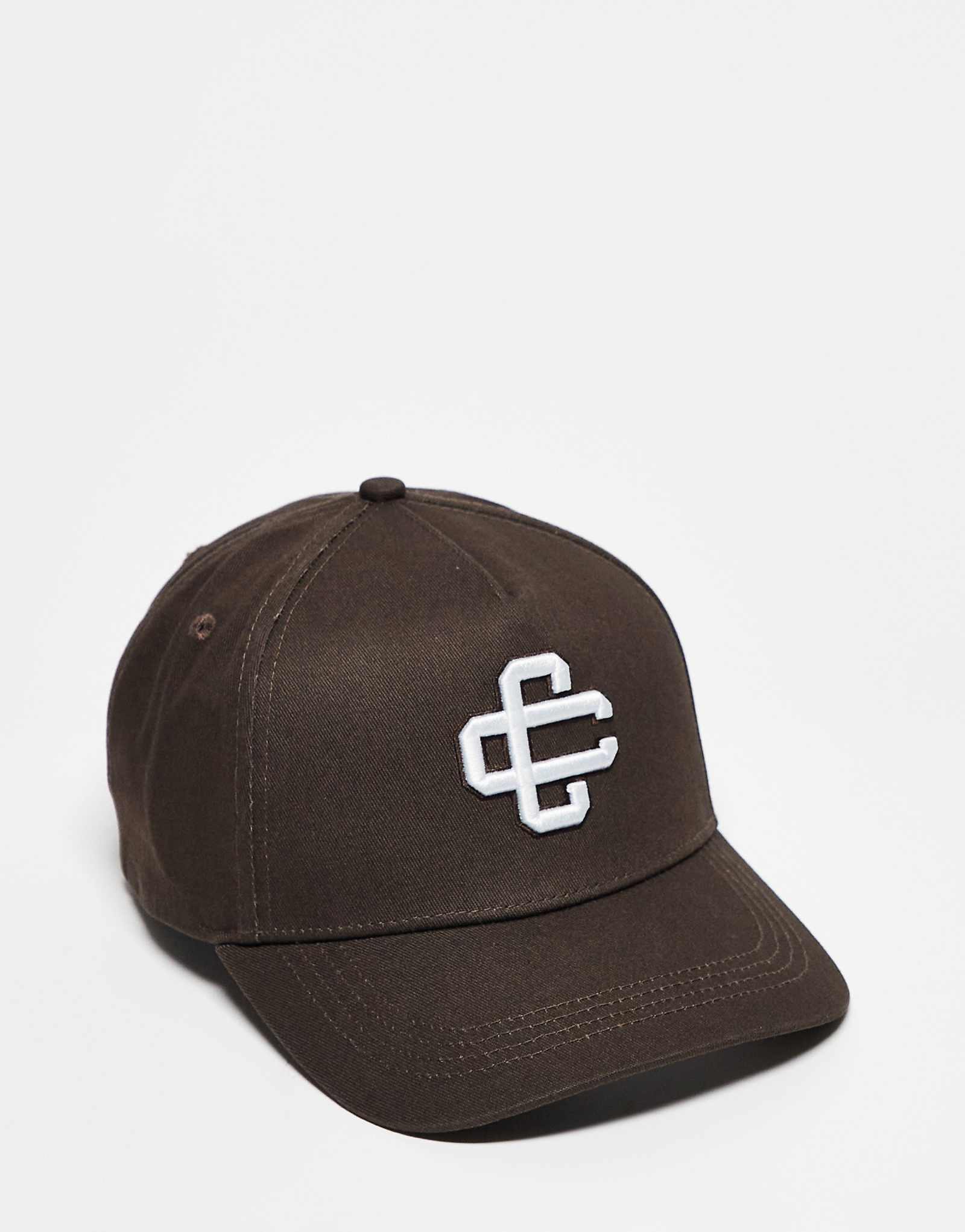 Бейсболка с эмблемой клуба Кутюр коричневого цвета 10590₽