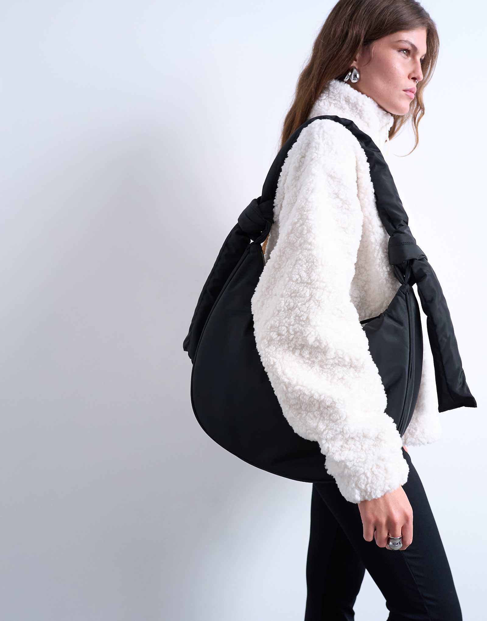 Сумка Topshop из махрового нейлона с карманом на молнии через плечо черного цвета 8690₽