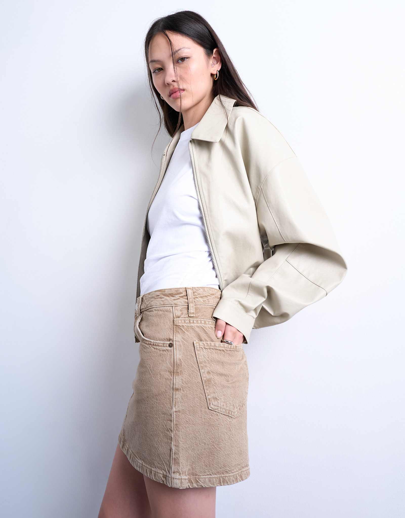 Мини-юбка из джинсовой ткани с ламбрекеном Topshop бежевого цвета 4290₽