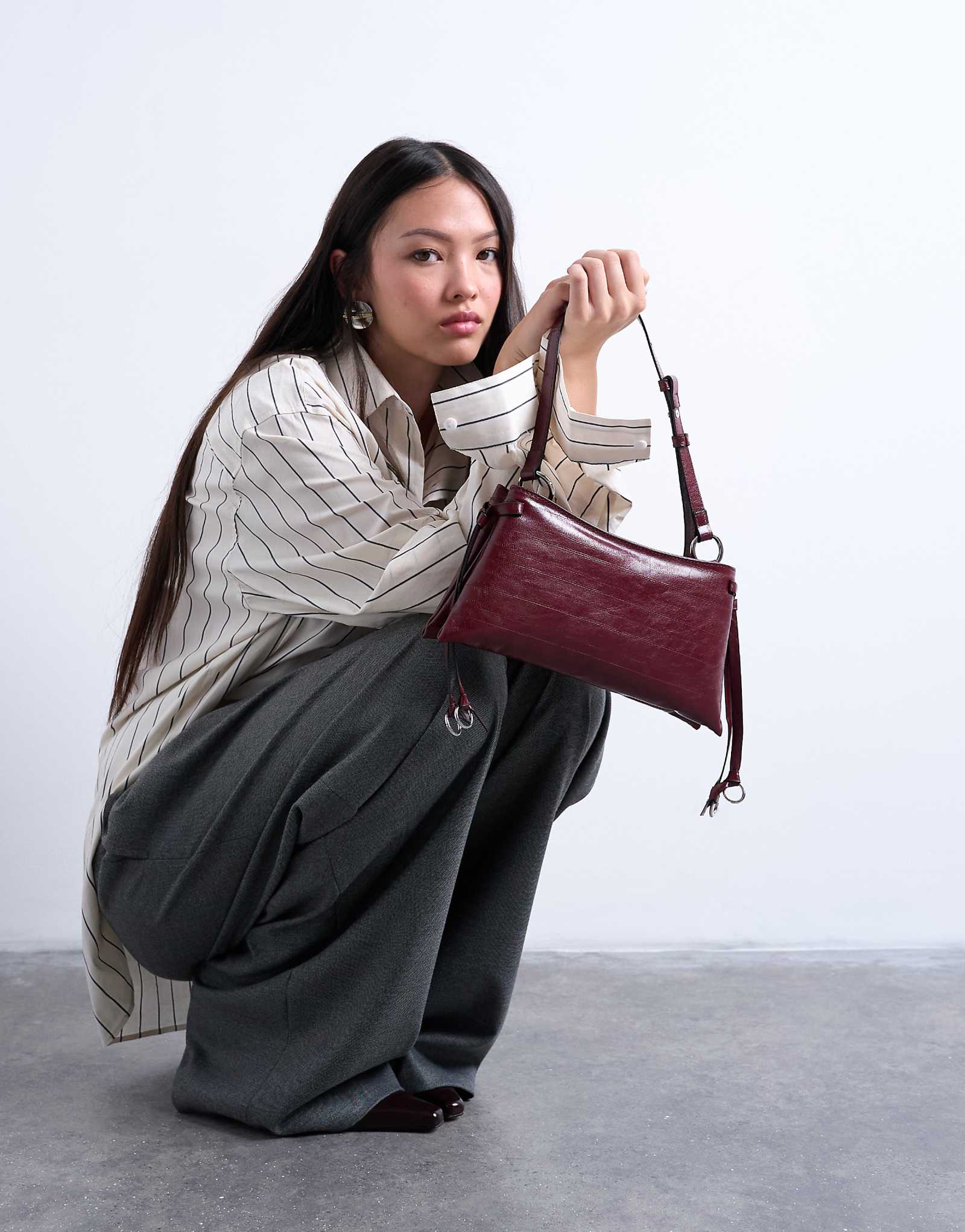 Текстурированная сумка через плечо Topshop Saxon бордового цвета 9790₽