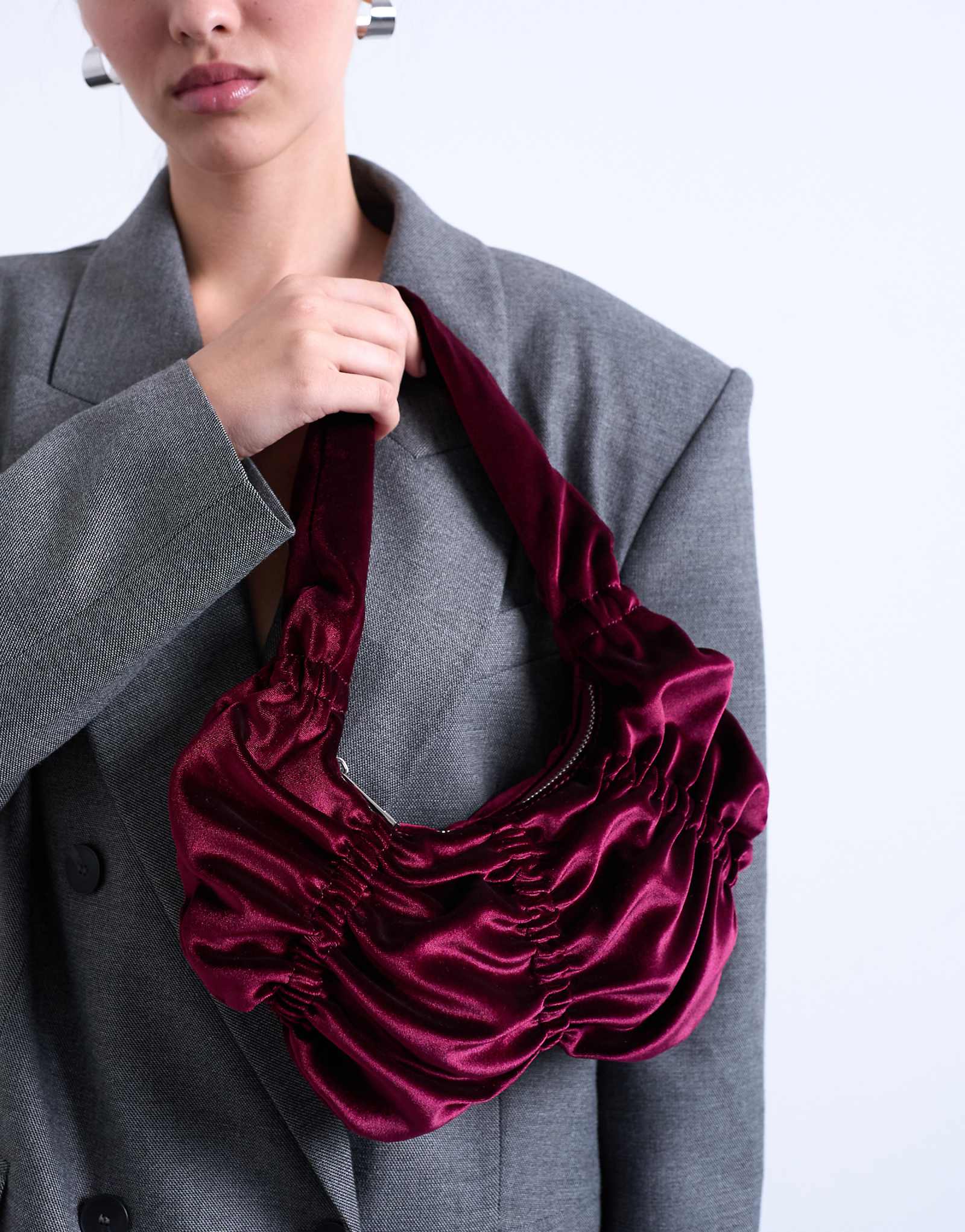 Бархатная сумка через плечо Topshop с сапфировыми рюшами сливового цвета 8290₽