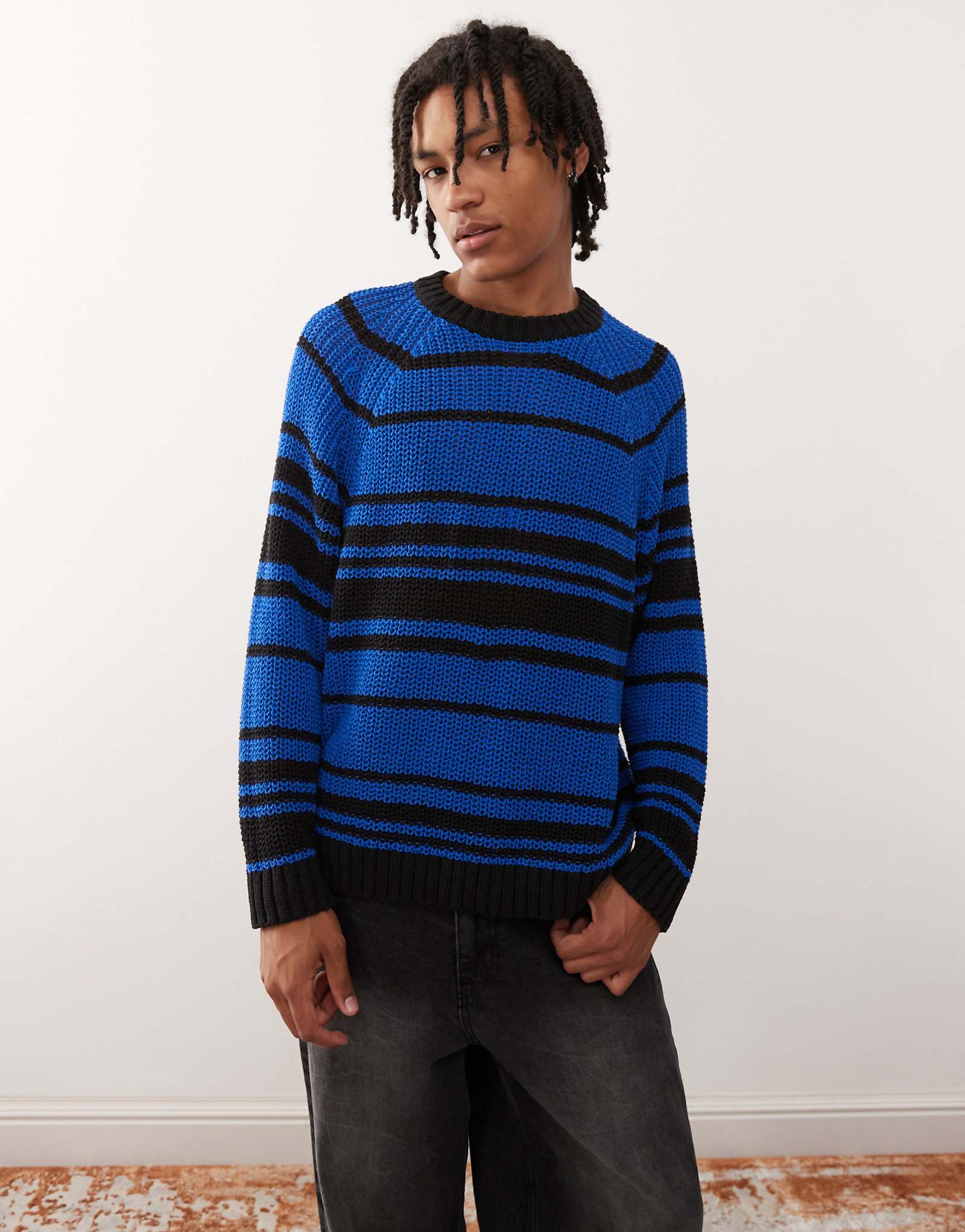 Повседневный свитер оверсайз открытой вязки в синюю полоску 17390₽