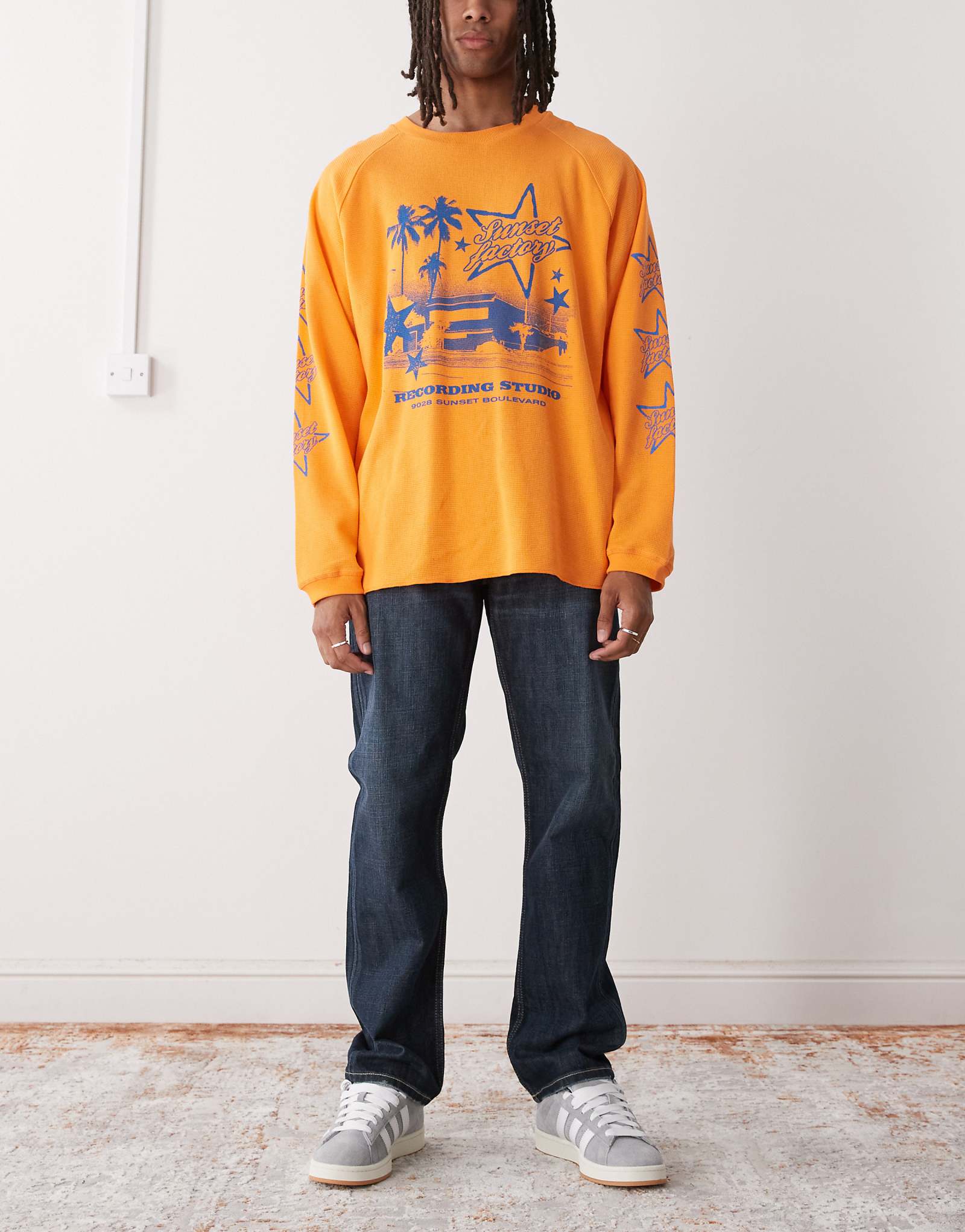 Джинсы прямого кроя Weekday Klean темно-синего цвета постиранные 17790₽