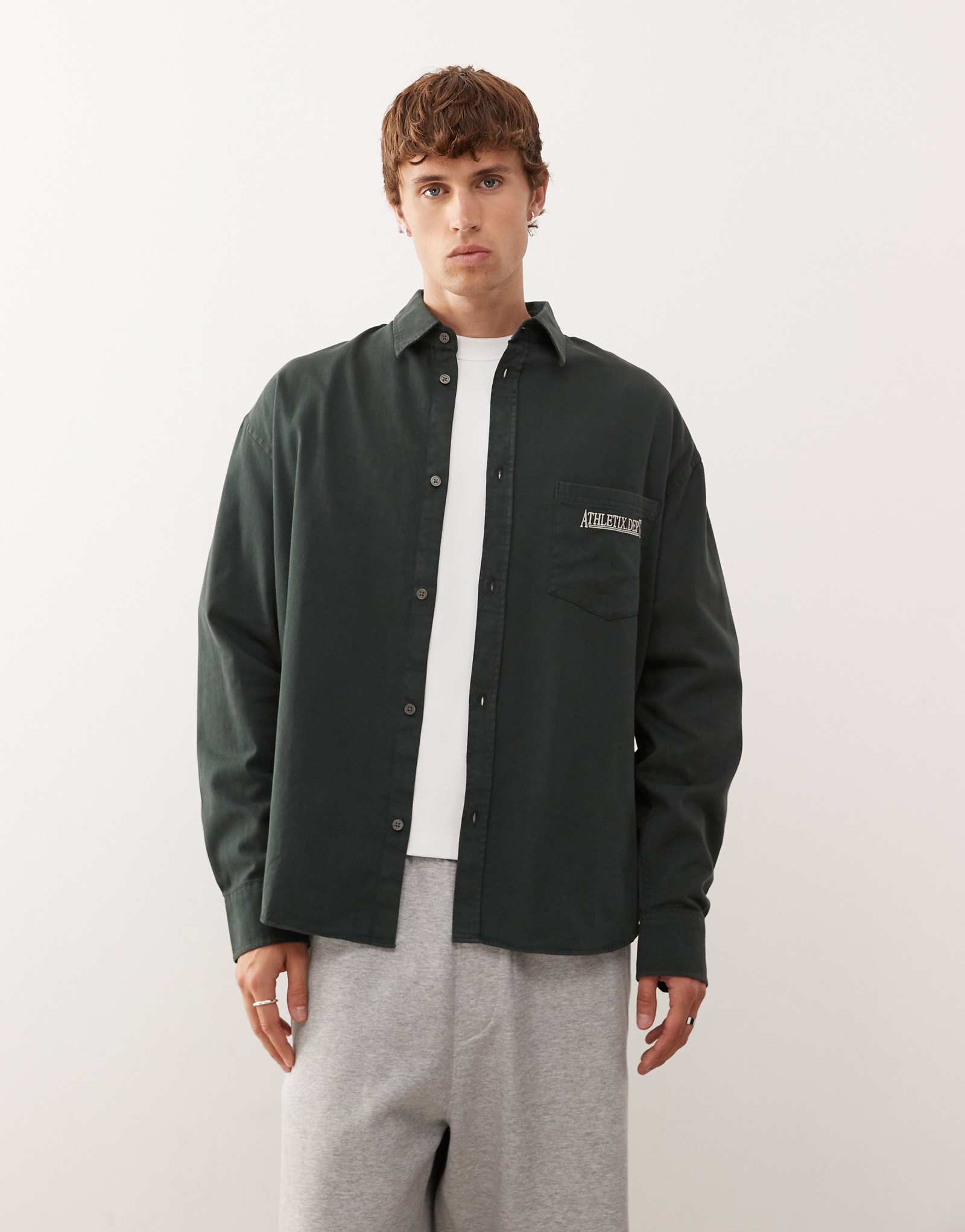 Повседневная рубашка оверсайз с длинным рукавом и текстовой вышивкой темно-зеленого цвета