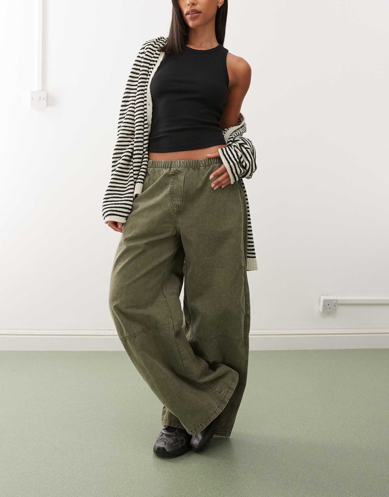 Повседневные брюки с эластичным поясом и сверхширокими штанинами цвета хаки