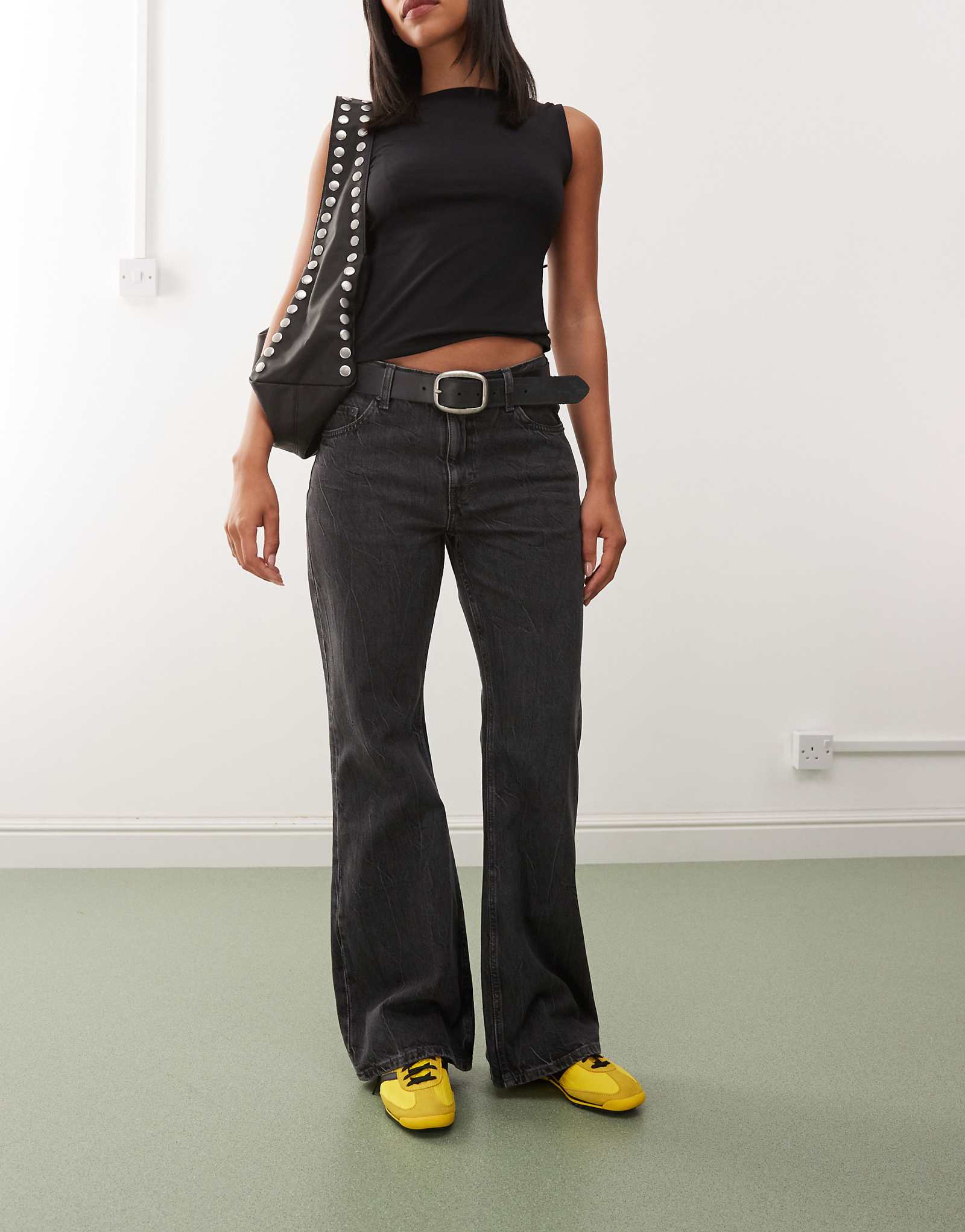 Широкие расклешенные джинсы Weekday Helix с заниженной талией поношенные черные постиранные 19590₽