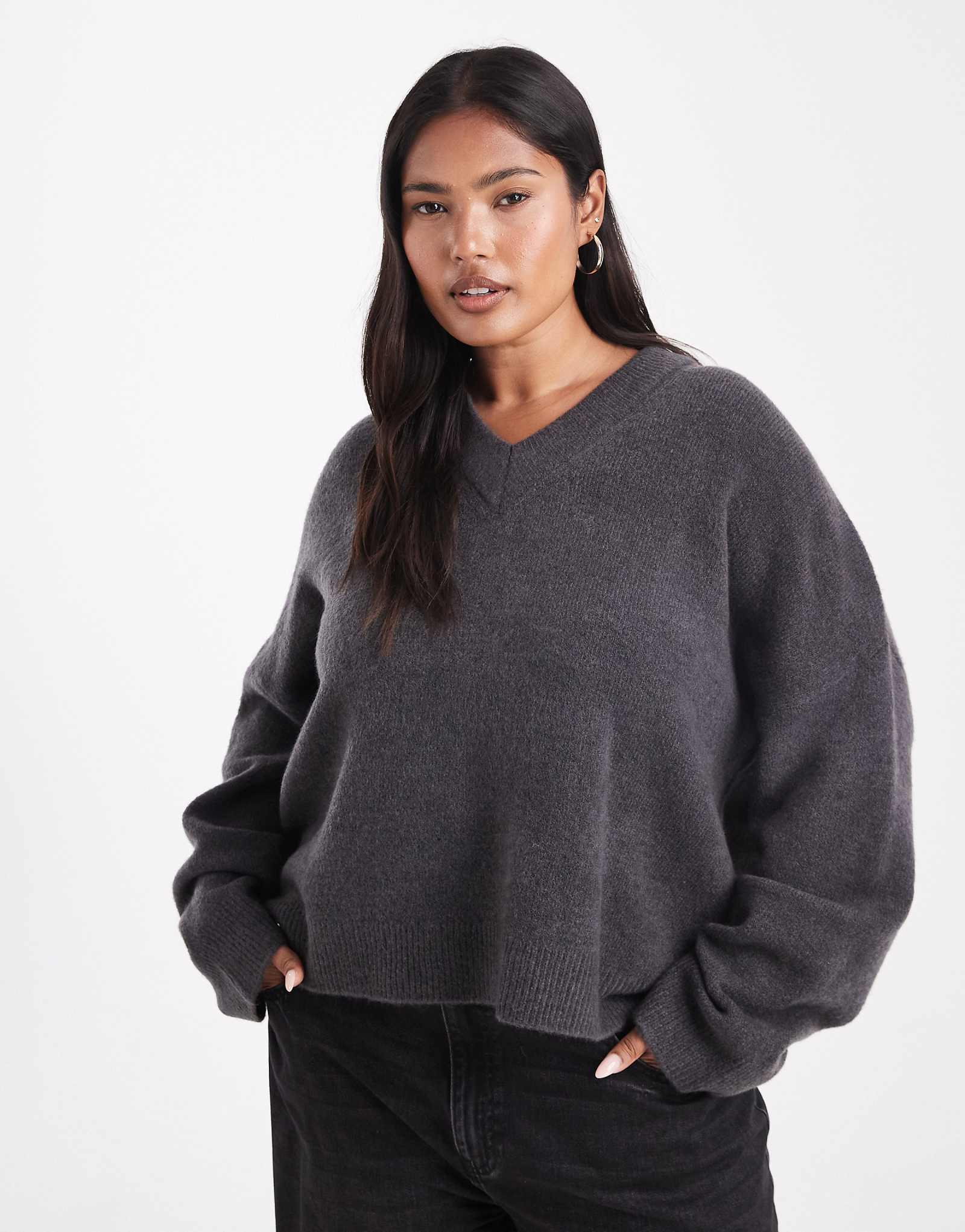 ОБЛЕГАЮЩИЙ свитер с v-образным вырезом от ASOS DESIGN Curve цвета древесного угля 6090₽