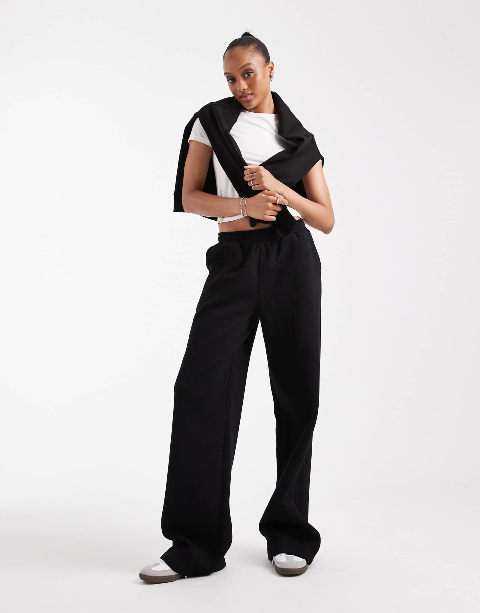 Высокие спортивные брюки ASOS DESIGN с широкими штанинами черного цвета 6890₽