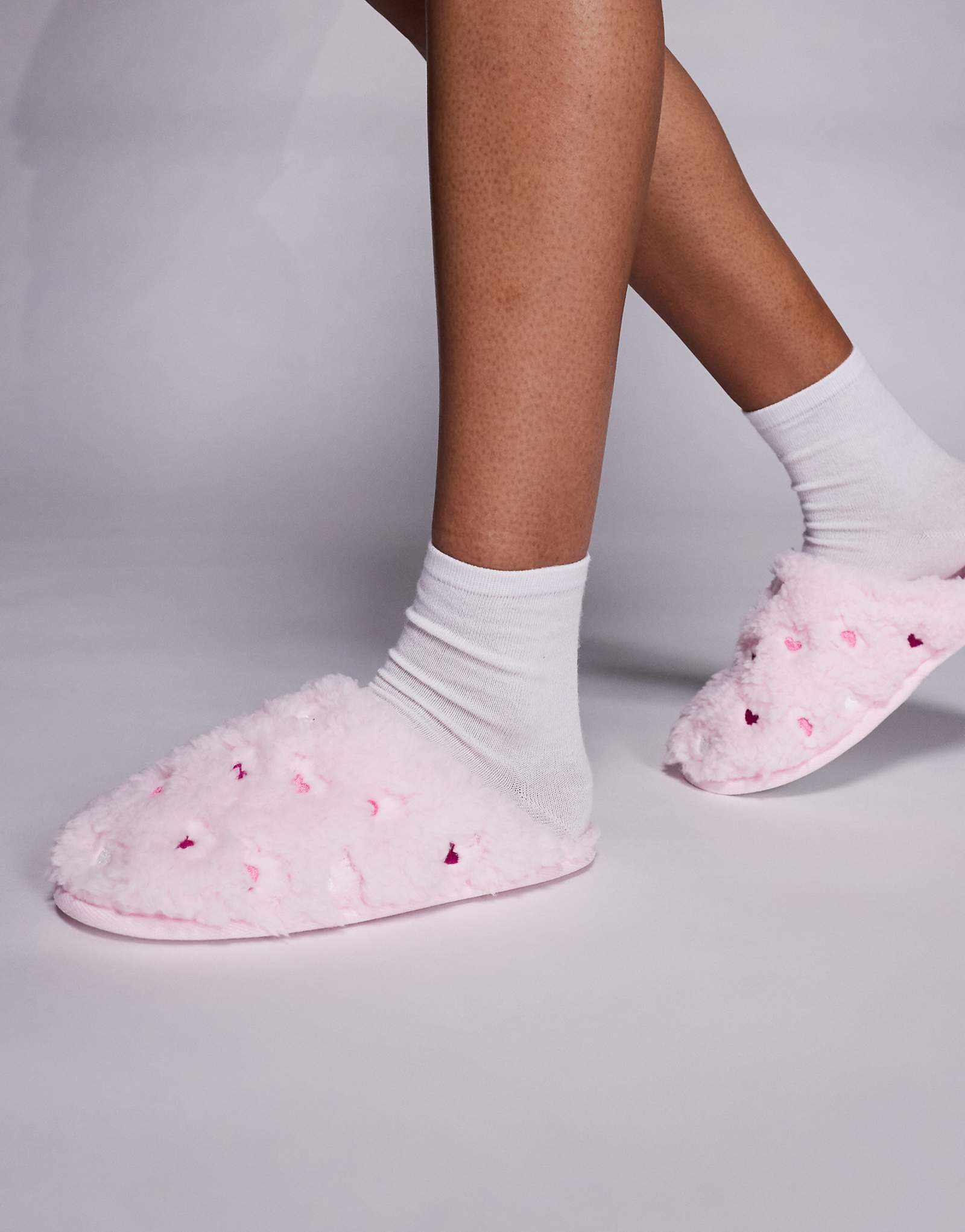 Розовые пушистые тапочки-мулы с вышивкой в виде сердца от Boux Avenue