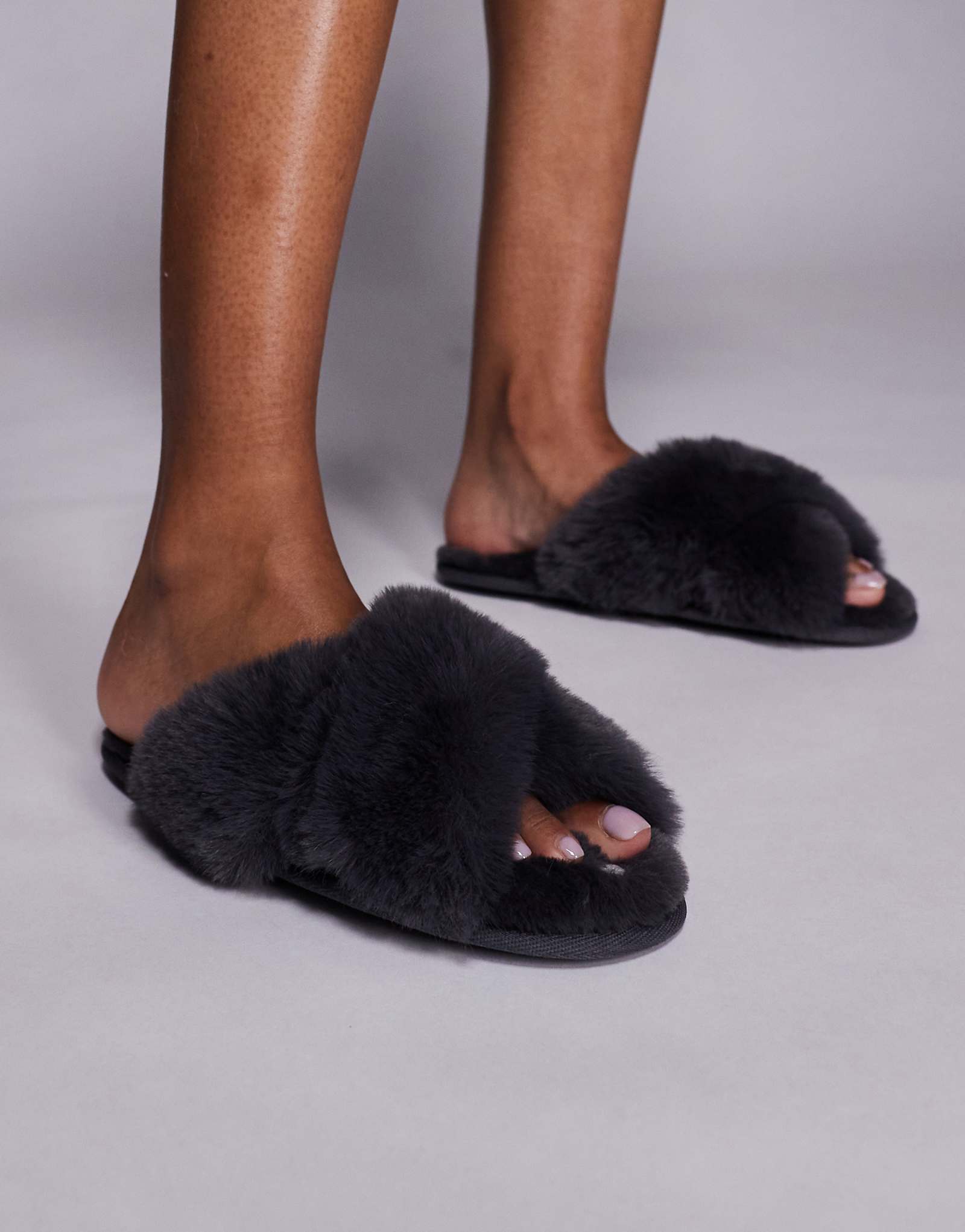 Пушистые тапочки цвета древесного угля с вышивкой крест-накрест в виде сердца от Boux Avenue