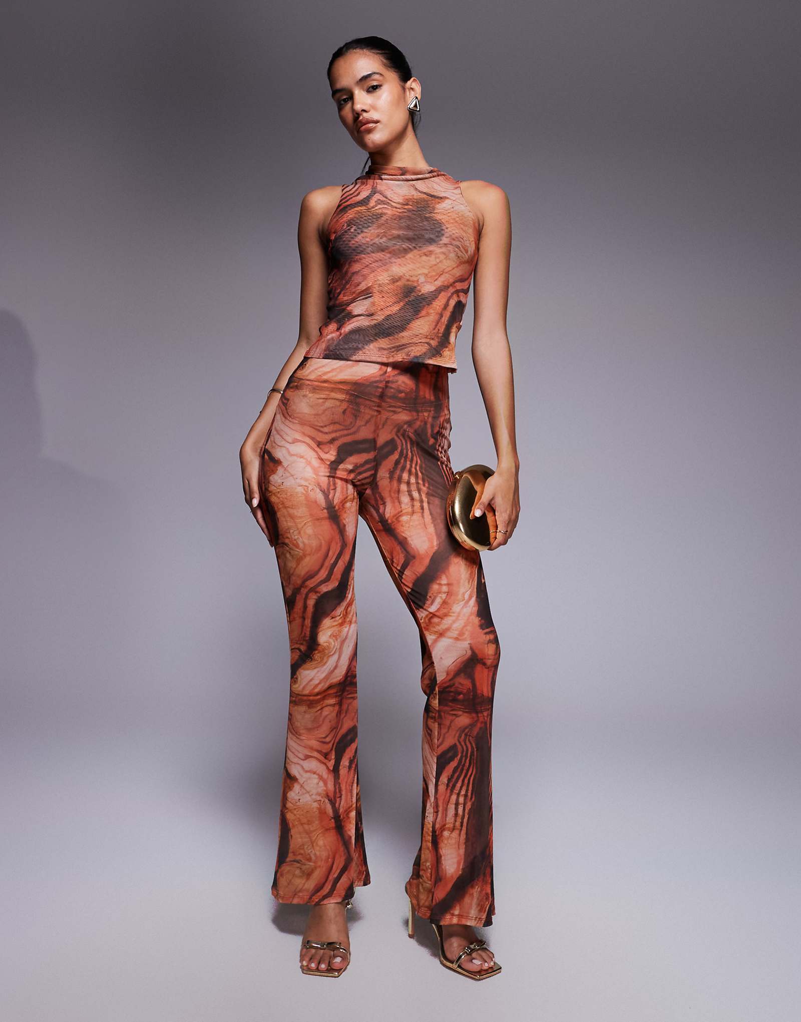 Брюки-клеш из прозрачной сетки с оранжевым абстрактным принтом в сочетании с дизайном ASOS 2390₽