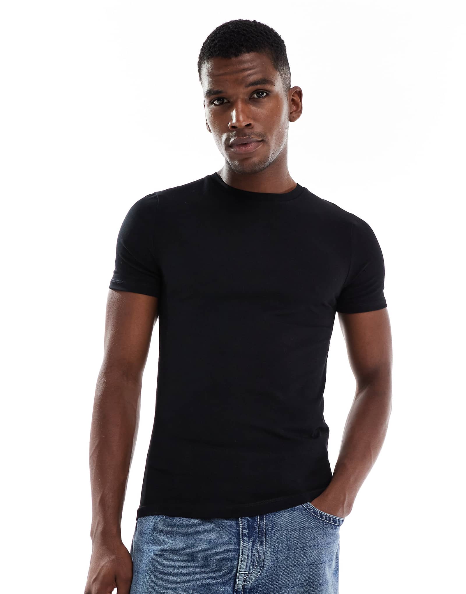 Футболка ASOS DESIGN muscle fit черного цвета 3490₽