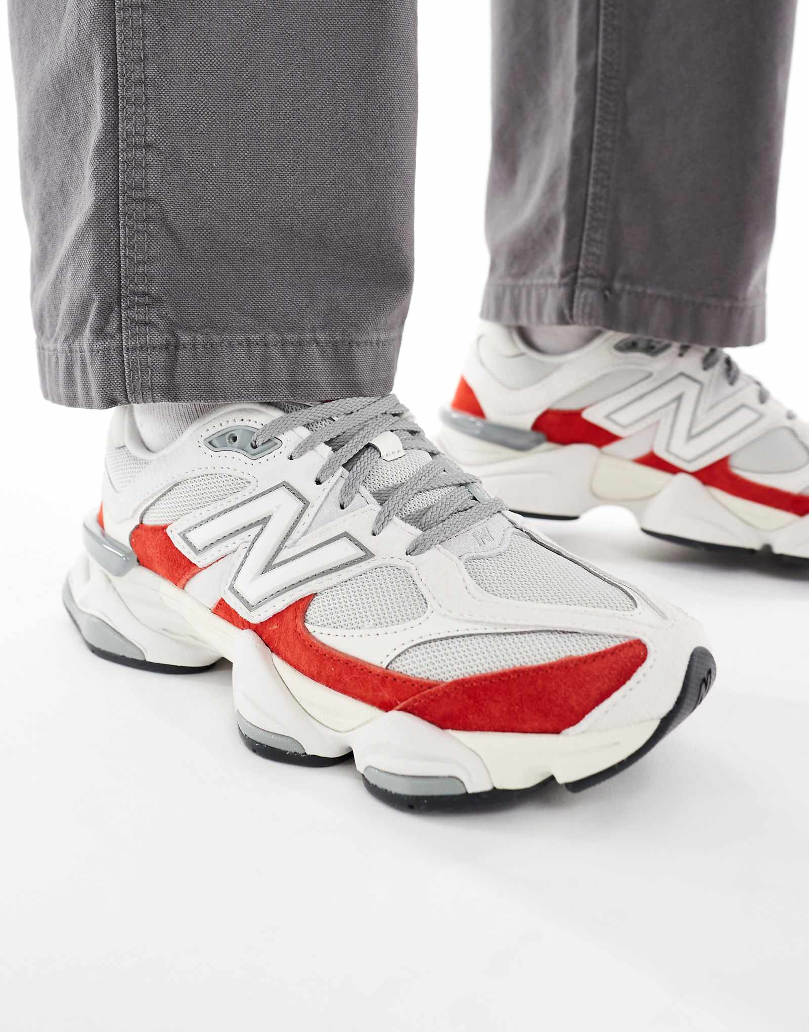 Кроссовки New Balance 9060 унисекс белого цвета с красными деталями 30590₽