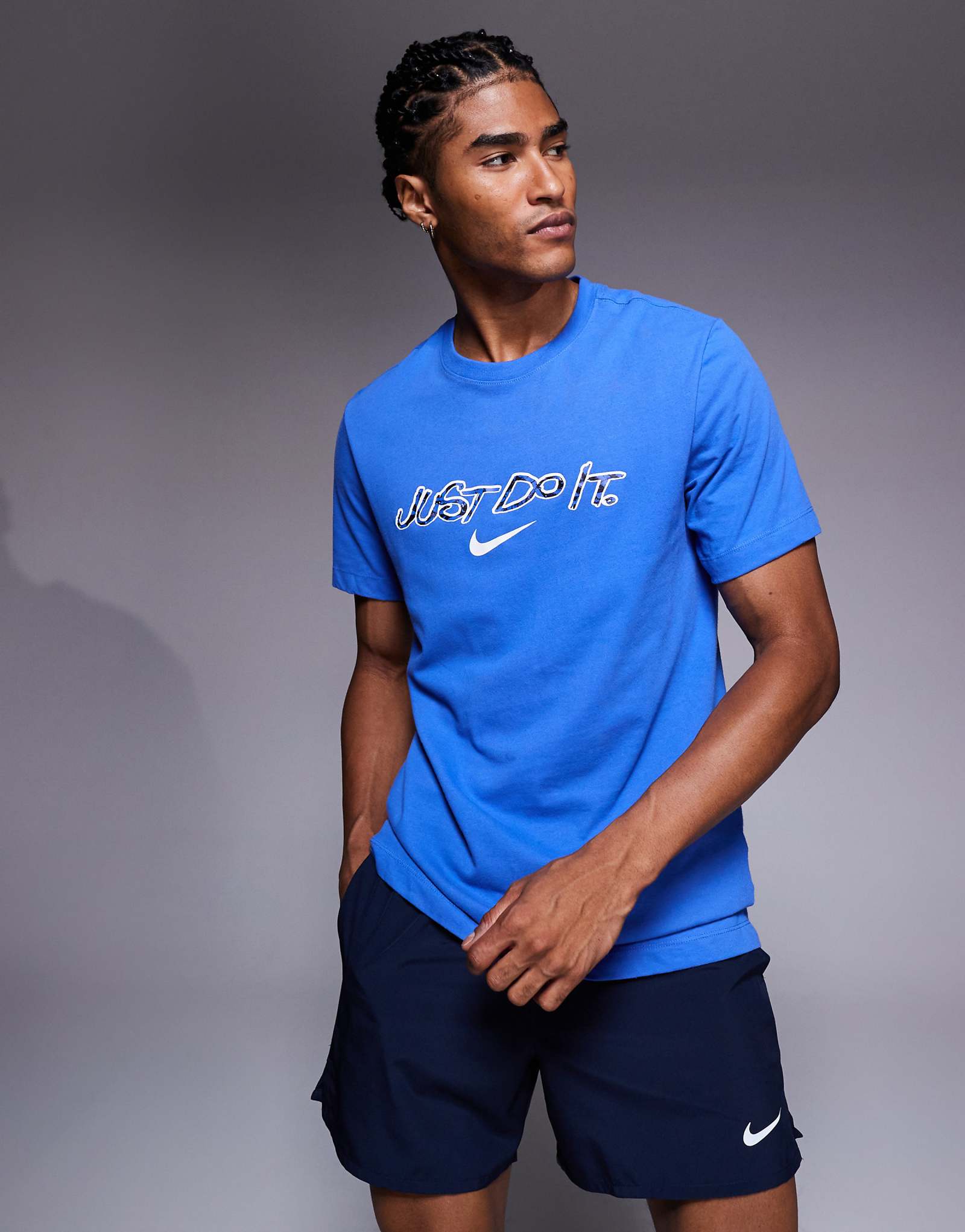 Тренировочная футболка Nike Dri-FIT с графическим принтом синего цвета 7090₽