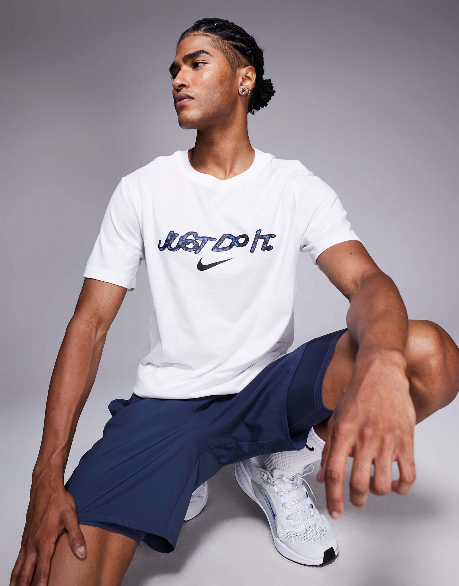 Тренировочная футболка Nike Dri-FIT с графическим принтом белого цвета 7090₽
