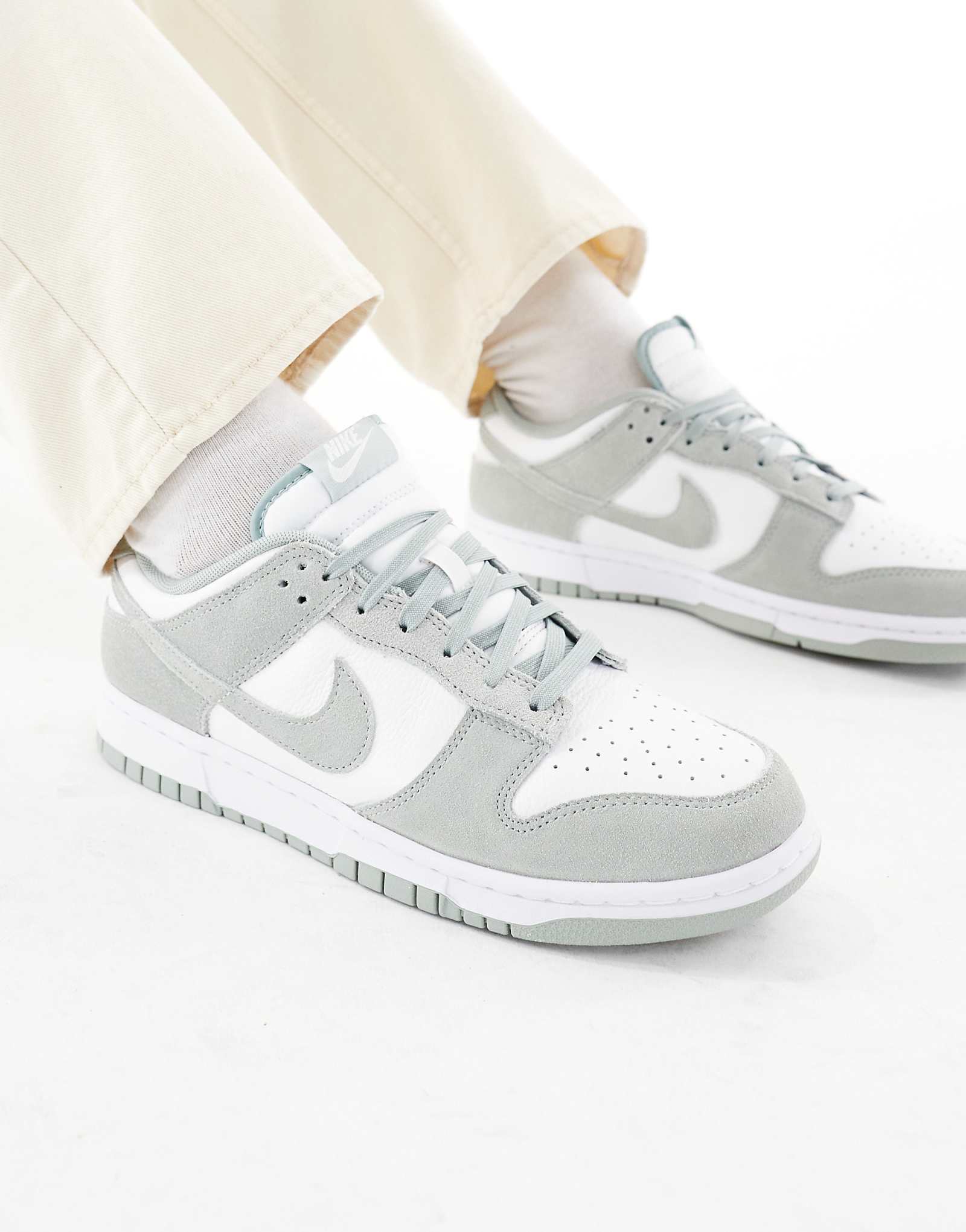 Кроссовки Nike Dunk Low Retro SE серо-белого цвета 25490₽