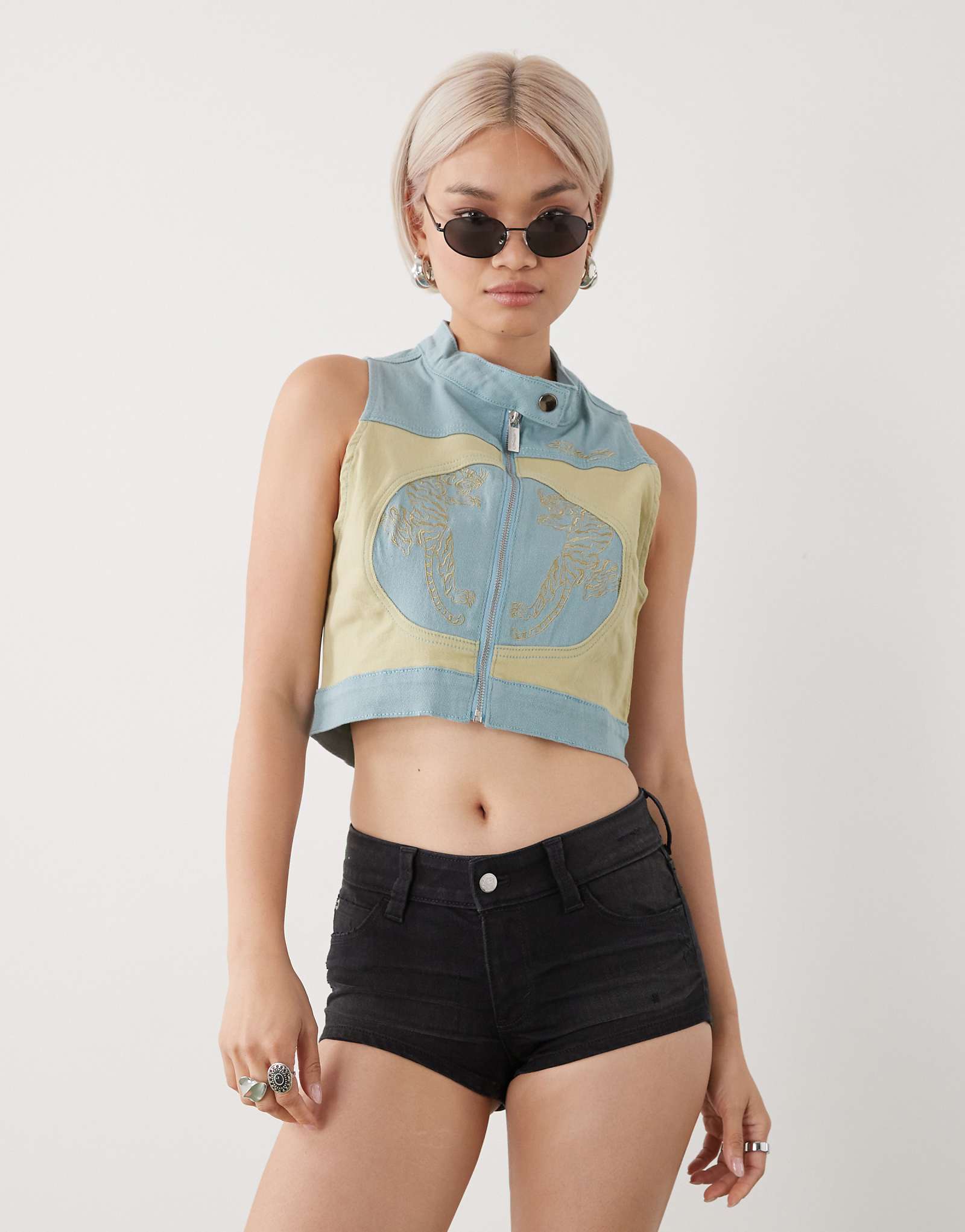 Дешевые джинсовые шорты Monday Sleezie с обтягивающими брюками черного цвета