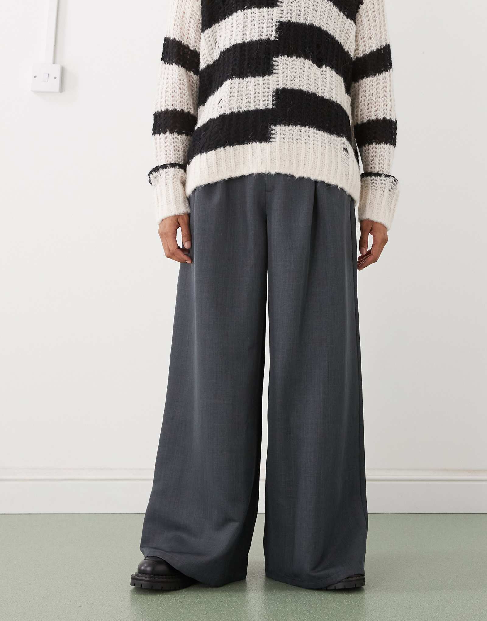 Сшитые на заказ широкие брюки серого цвета 12290₽