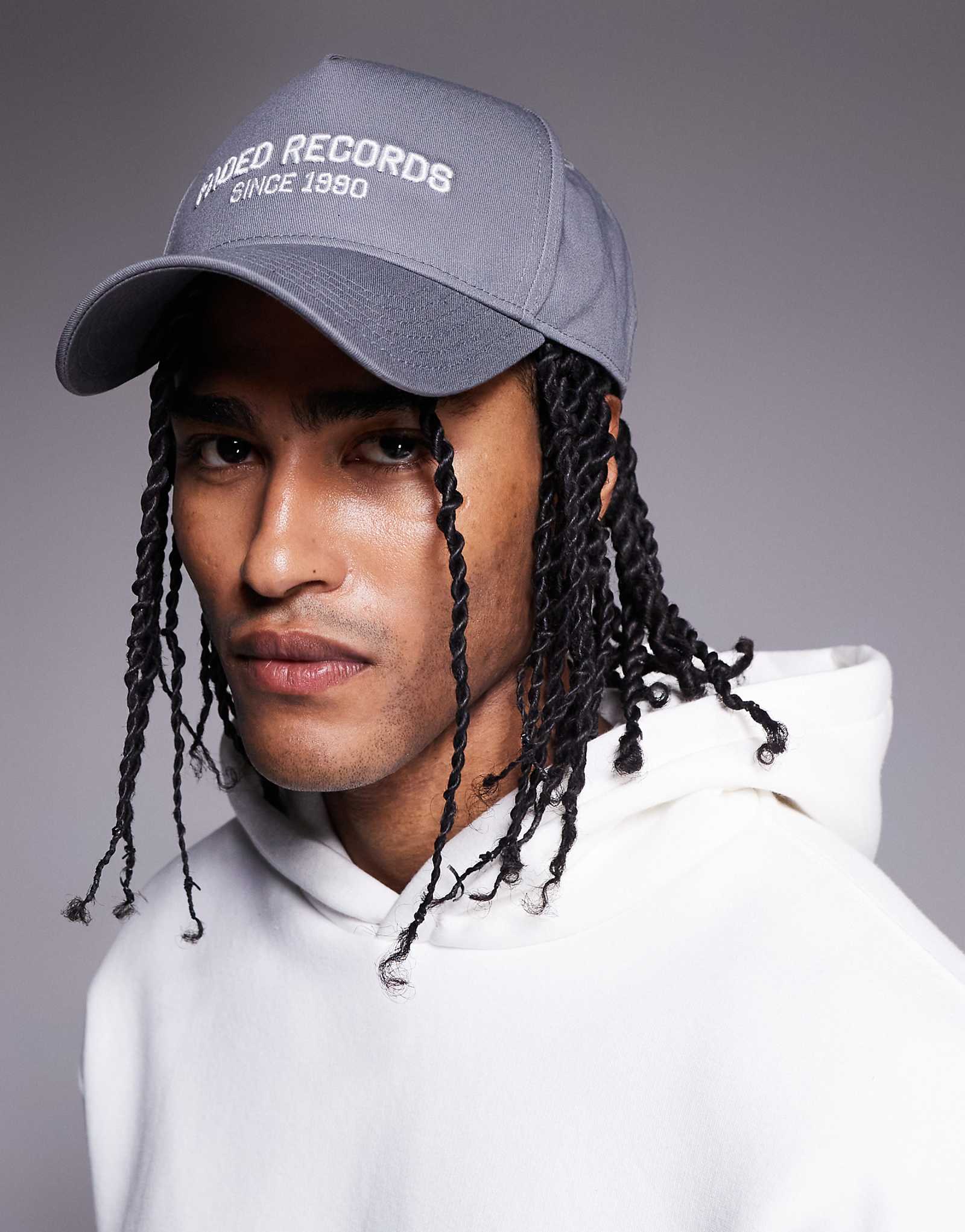 Выцветшая кепка из магазина звукозаписи сделанная углем 5490₽