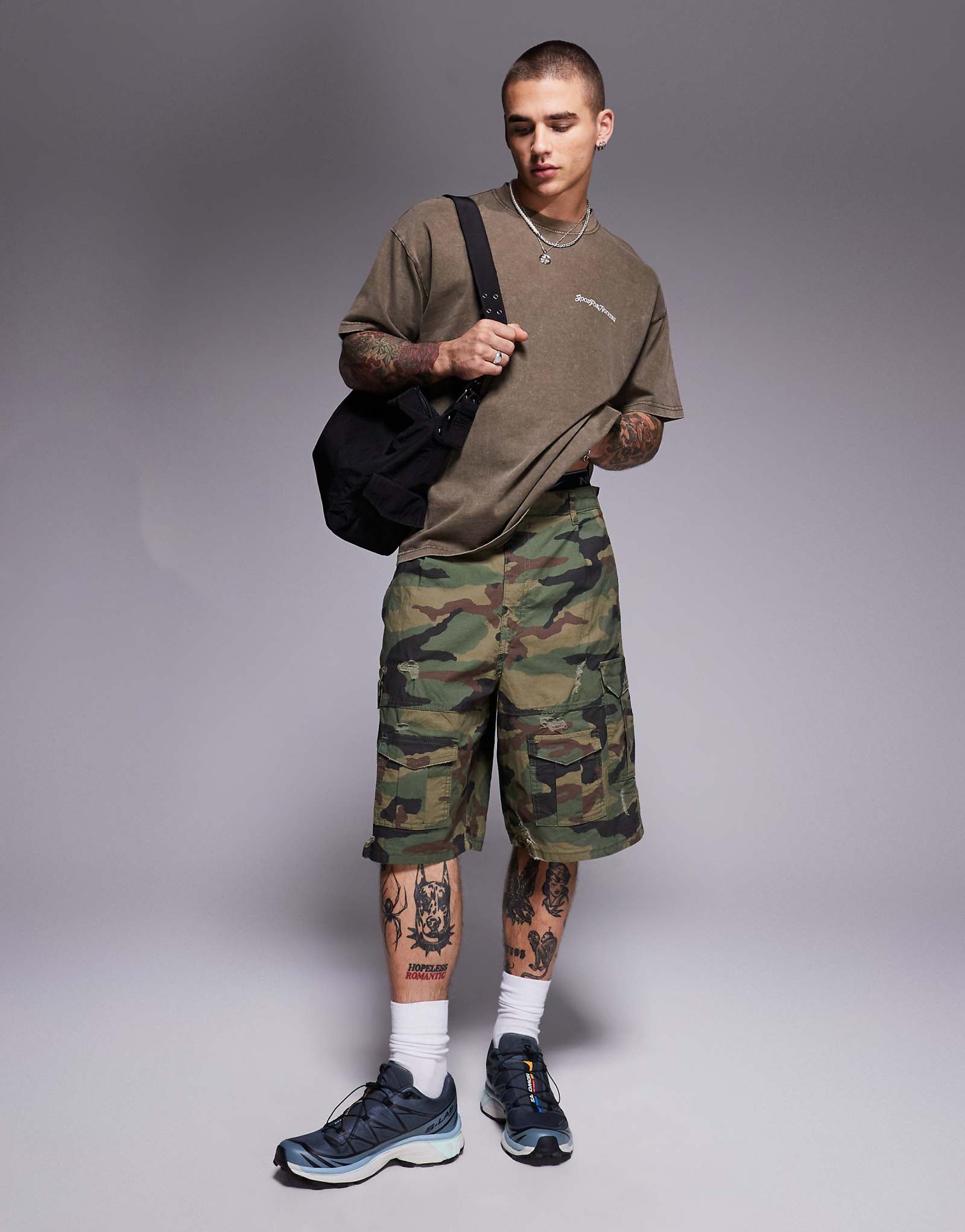 Облегающие мешковатые шорты-карго из потертого материала в зеленом камуфляже 15690₽