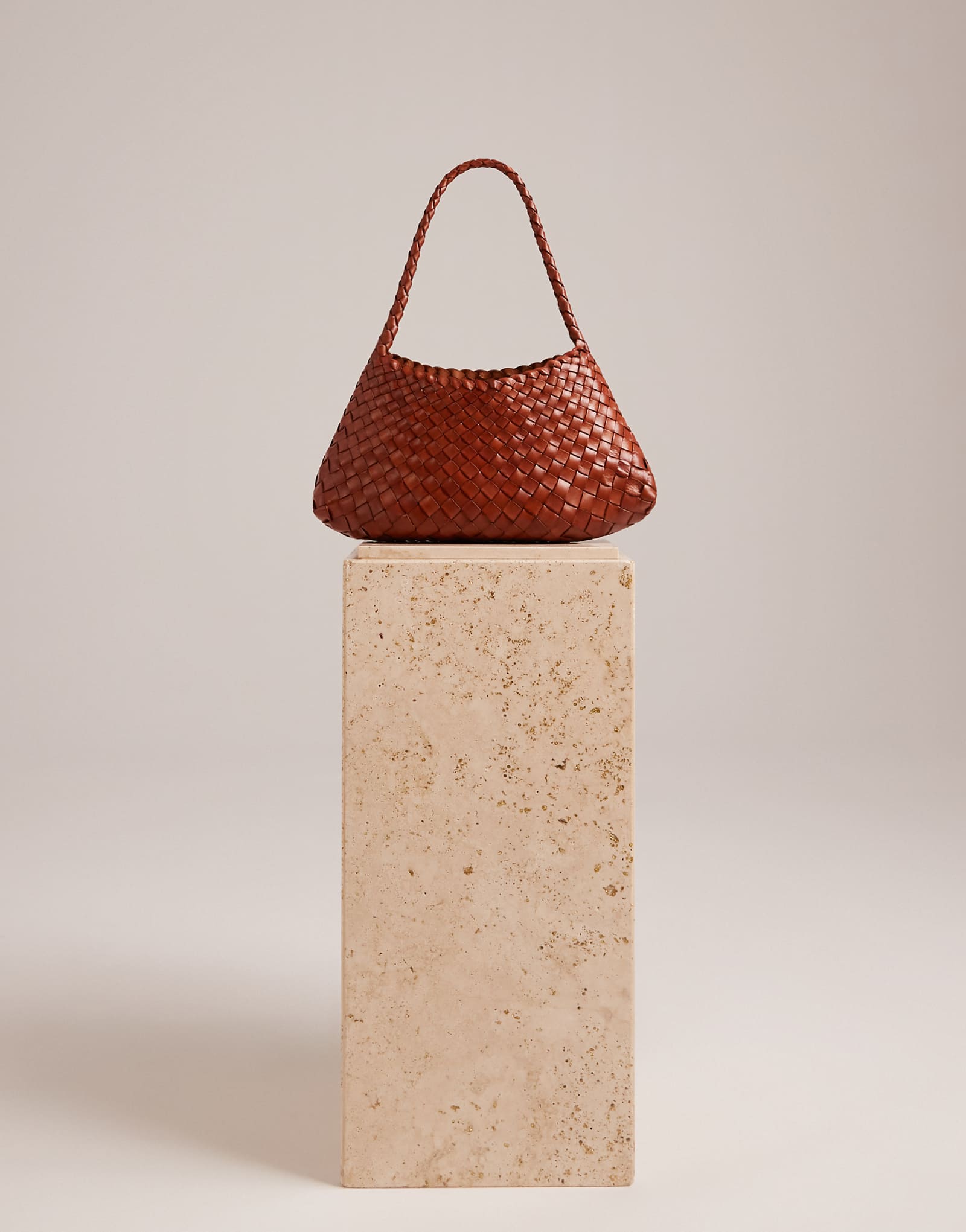 Плетеная кожаная сумка через плечо Dragon Diffusion rosanna коричневого цвета 103390₽