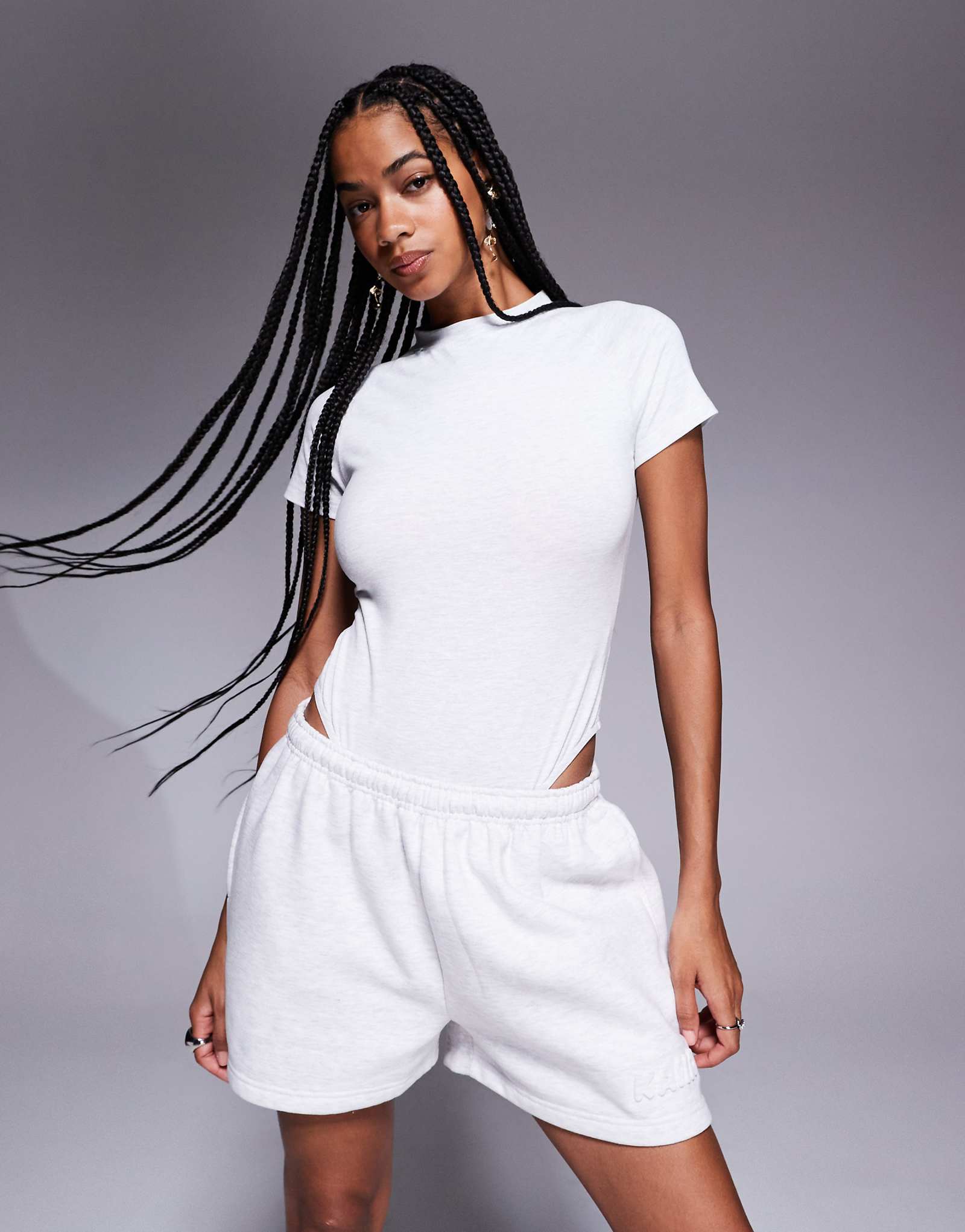 Спортивные мини-шорты с тиснением логотипа Kaiia bubble из светло-серого вереска - часть комплекта