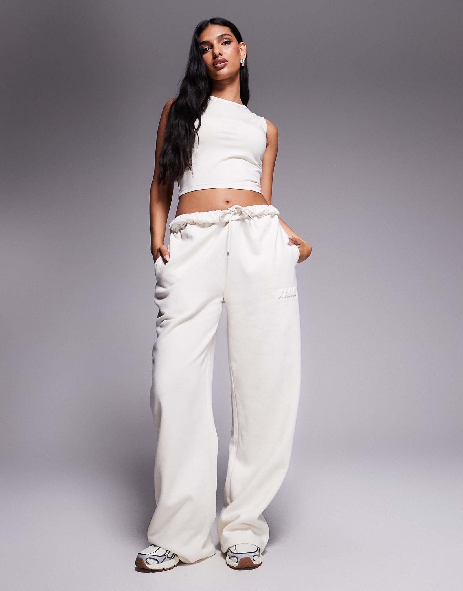 Широкие спортивные брюки с логотипом Kaiia с тиснением в виде пузырьков цвета овсяного молока - часть комплекта 9390₽