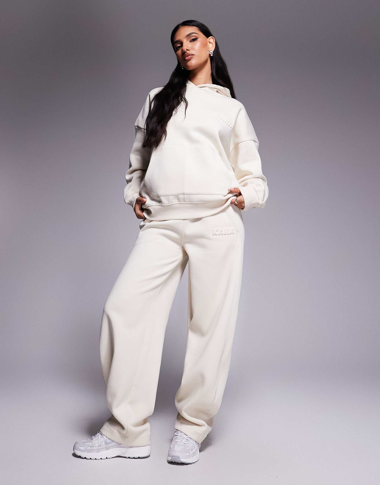 Спортивные брюки-бочкообразки с эксклюзивным логотипом Kaiia с тиснением в виде пузырьков цвета овсяного молока - часть комплекта 9390₽