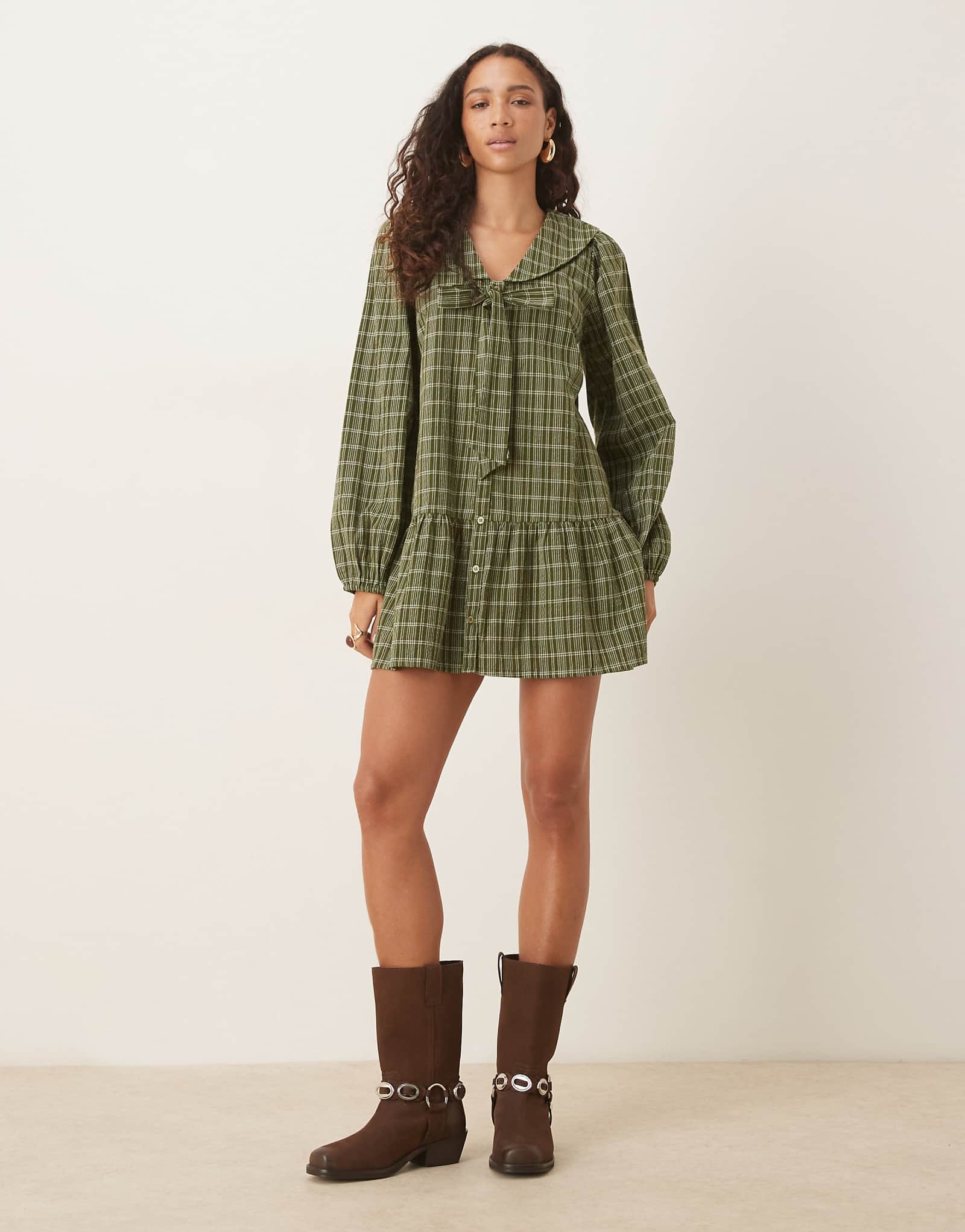 Зеленое мини-платье-халат в клетку с бантом из неоновых роз