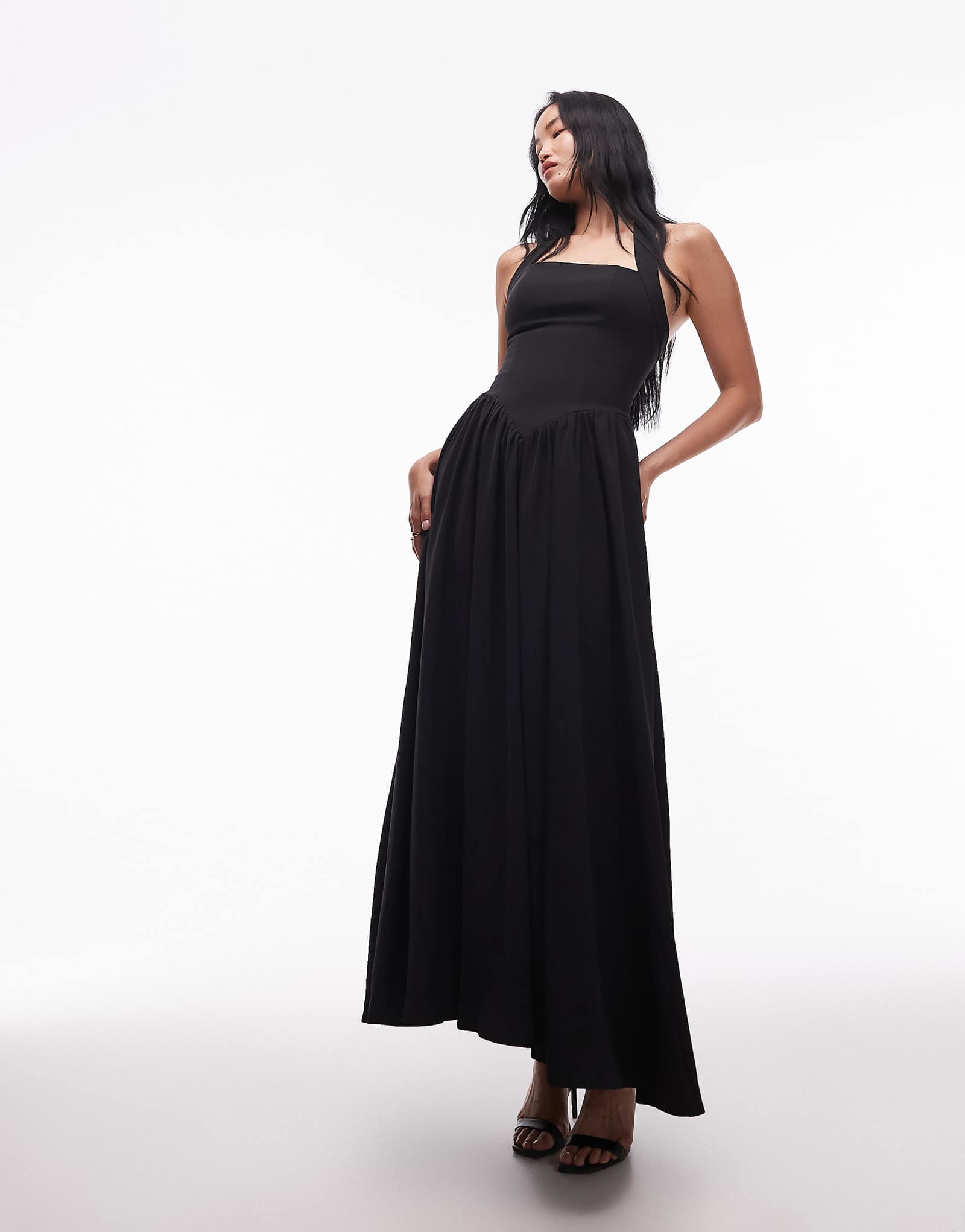 Черное макси-платье на бретельках с заниженной талией от наследницы Беверли-Хиллз 62290₽