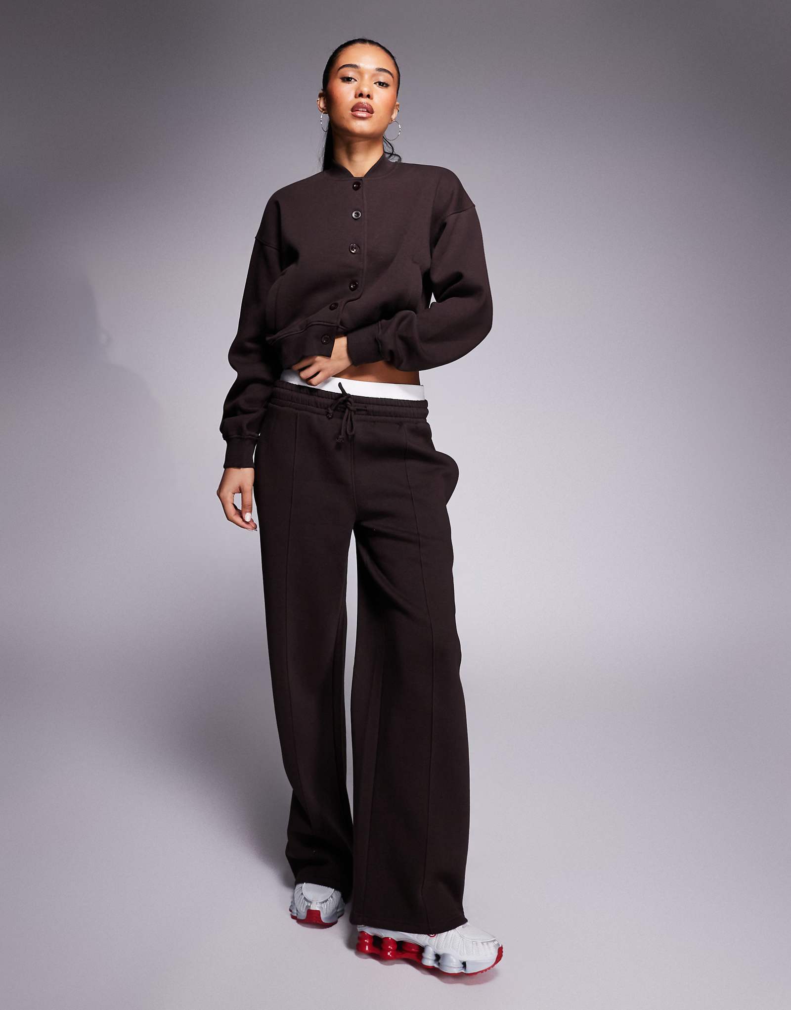 Спортивные брюки Kaiia smart с двойным поясом и широкими штанинами шоколадного цвета - часть комплекта 9990₽