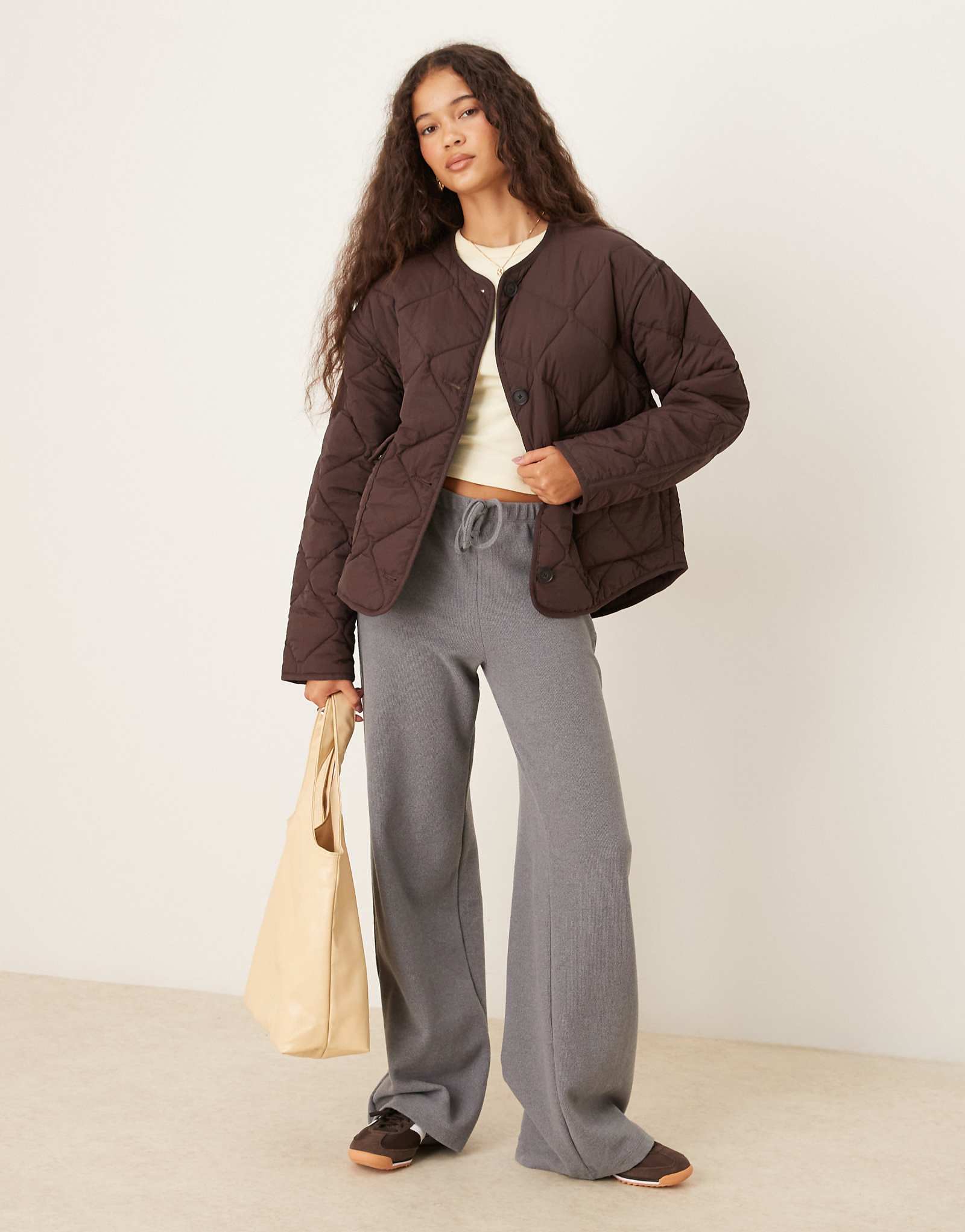 Стеганый жакет из трикотажа Gina коричневого цвета с передними карманами с клапанами 21190₽