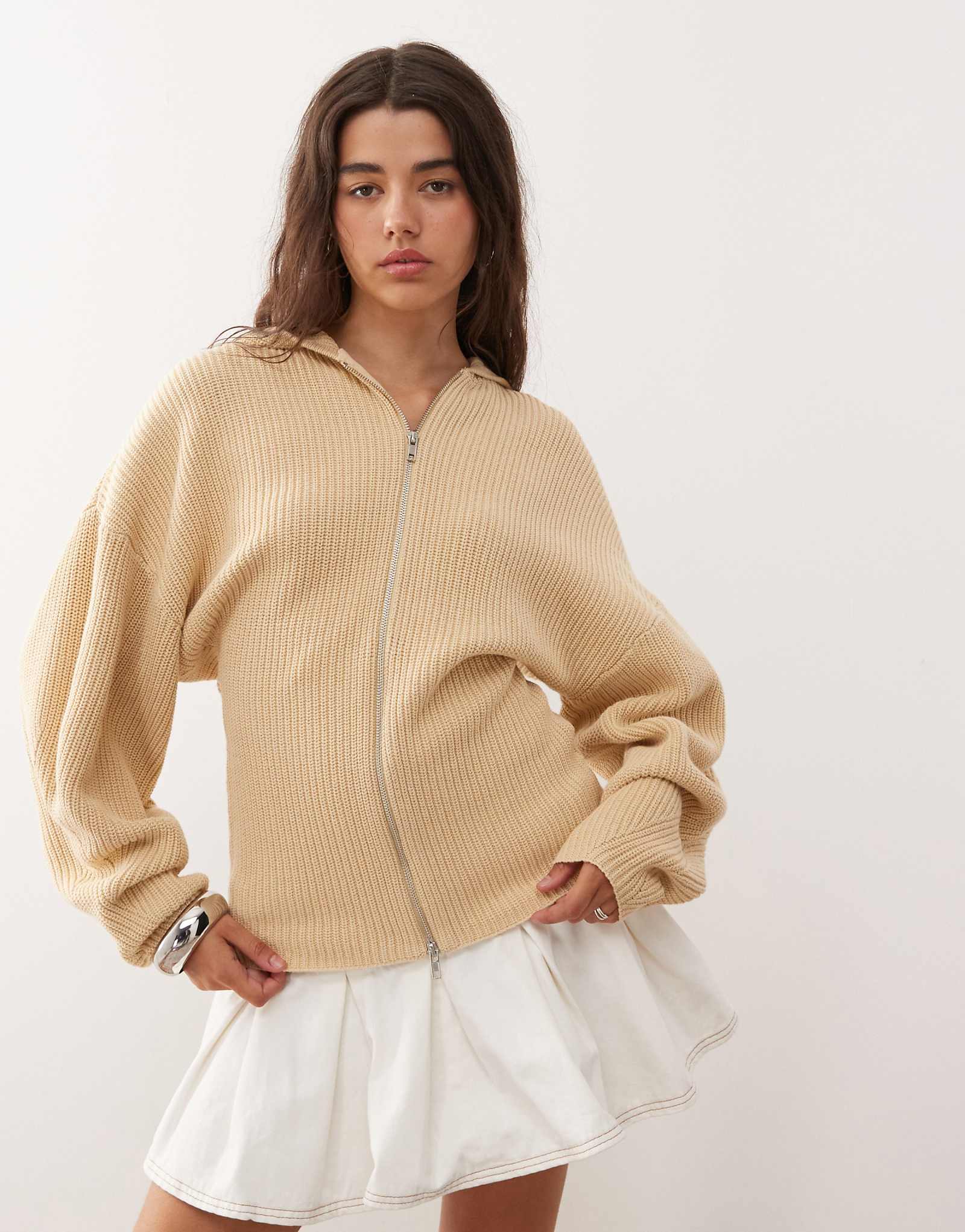 Вязаный свитер Monki бежевого цвета с капюшоном двойной молнией и зауженной талией 13490₽