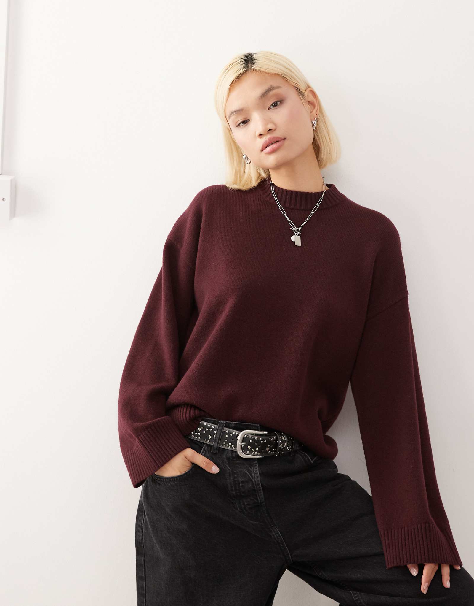 Свитер Monki oversize со спущенными плечами бордового цвета 14290₽