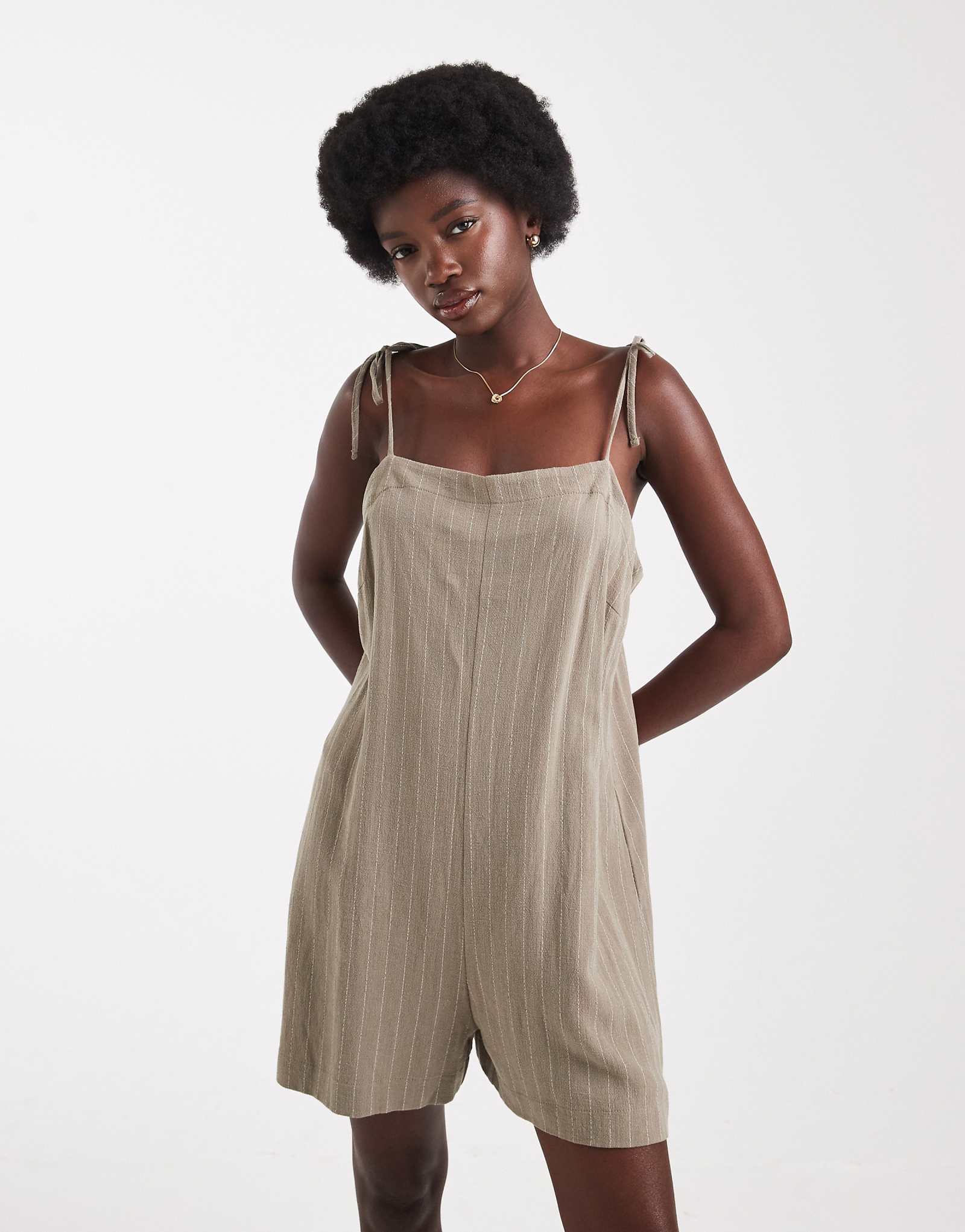 Комбинезон из льняной смеси Miss Selfridge с завязками на плечах в тонкую полоску цвета хаки 6790₽