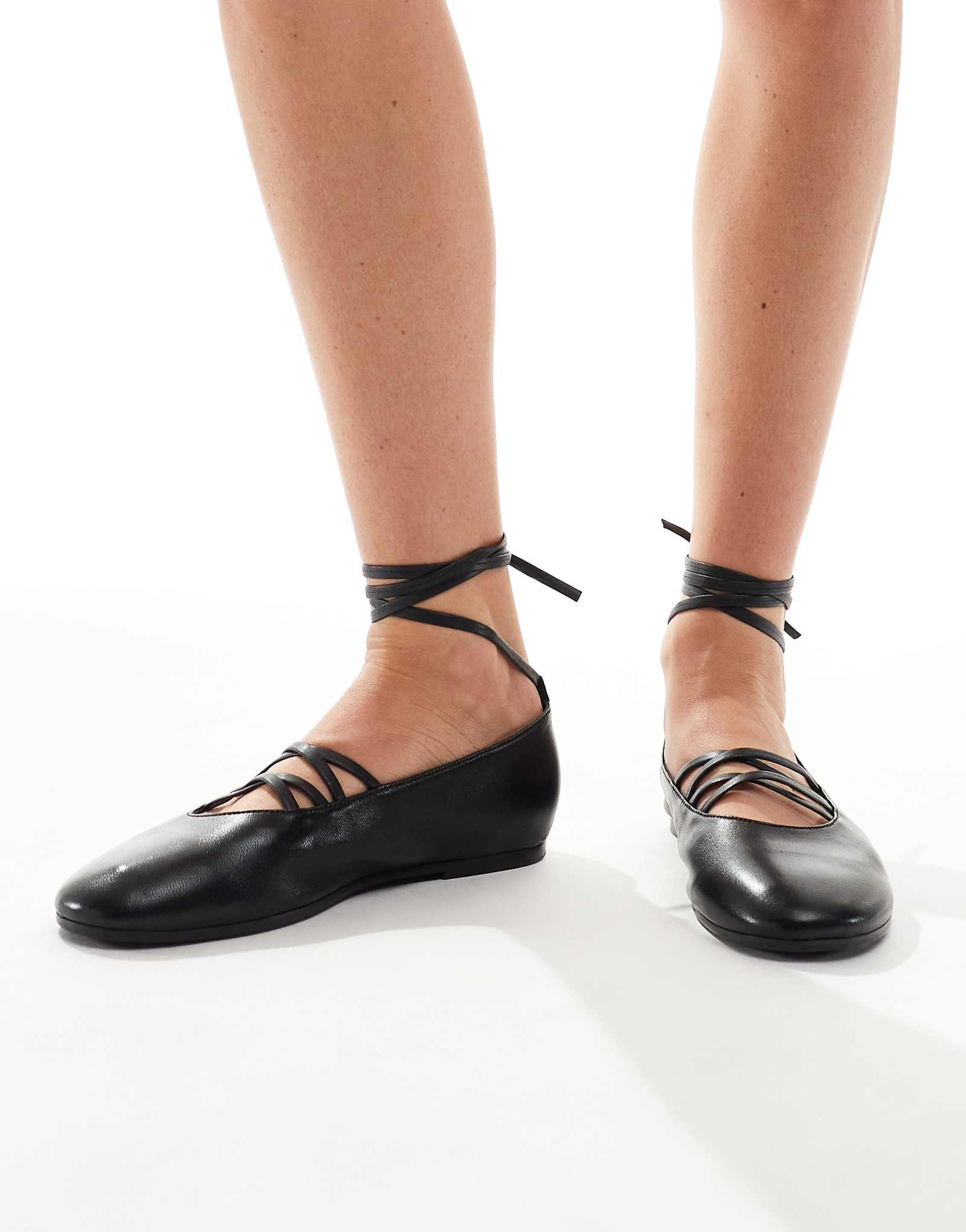 Черные балетки с острым носком и завязками от schuh Lorie черного цвета 13490₽