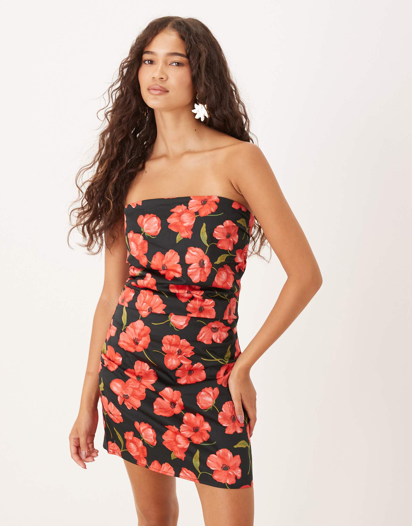 Мини-платье-бандо Mango с рюшами по бокам и красным цветочным принтом 6790₽