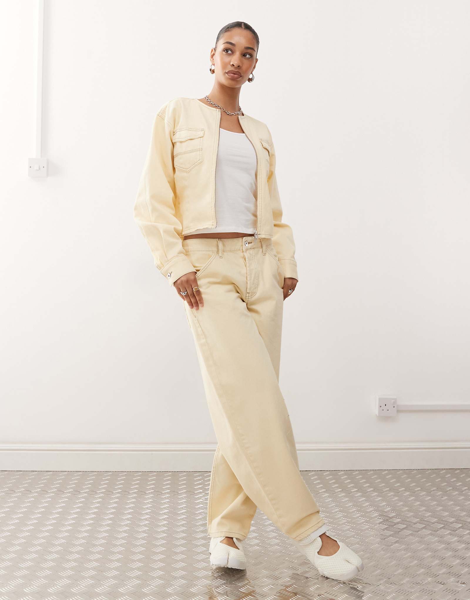 Джинсы COLLUSION с широкими штанинами молочно-желтого цвета - часть комплекта 11590₽