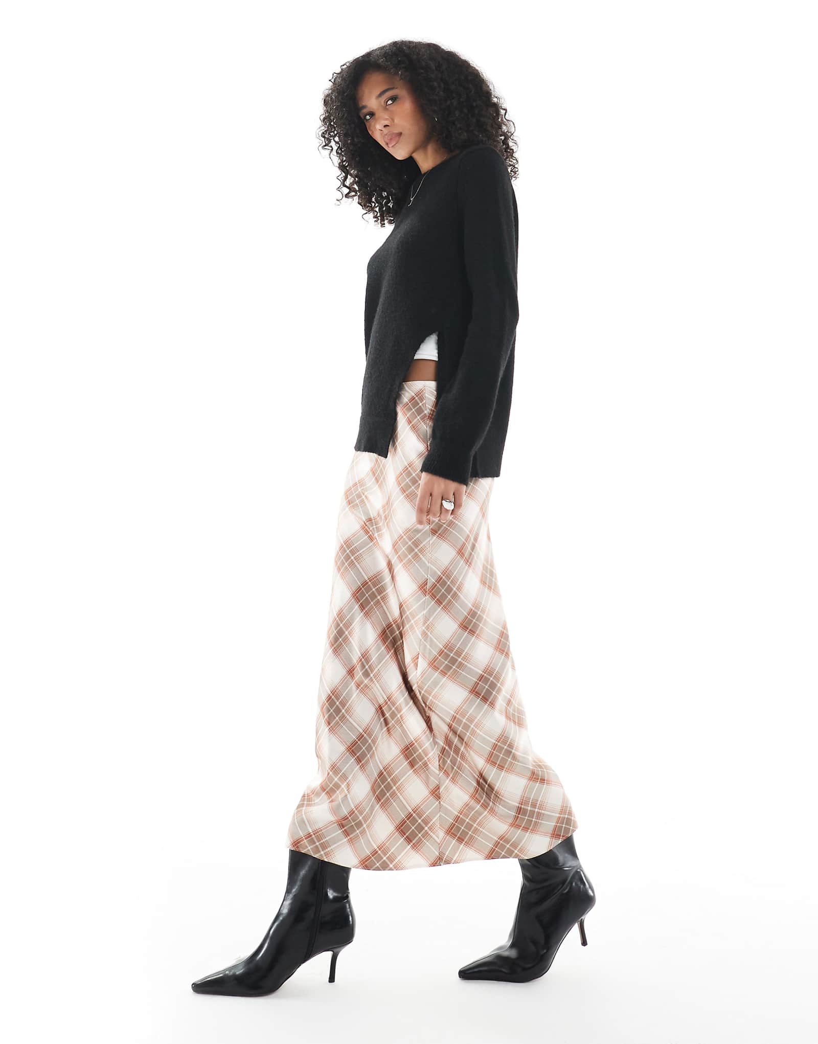 Атласная юбка миди в клетку New Look розового цвета с косым вырезом