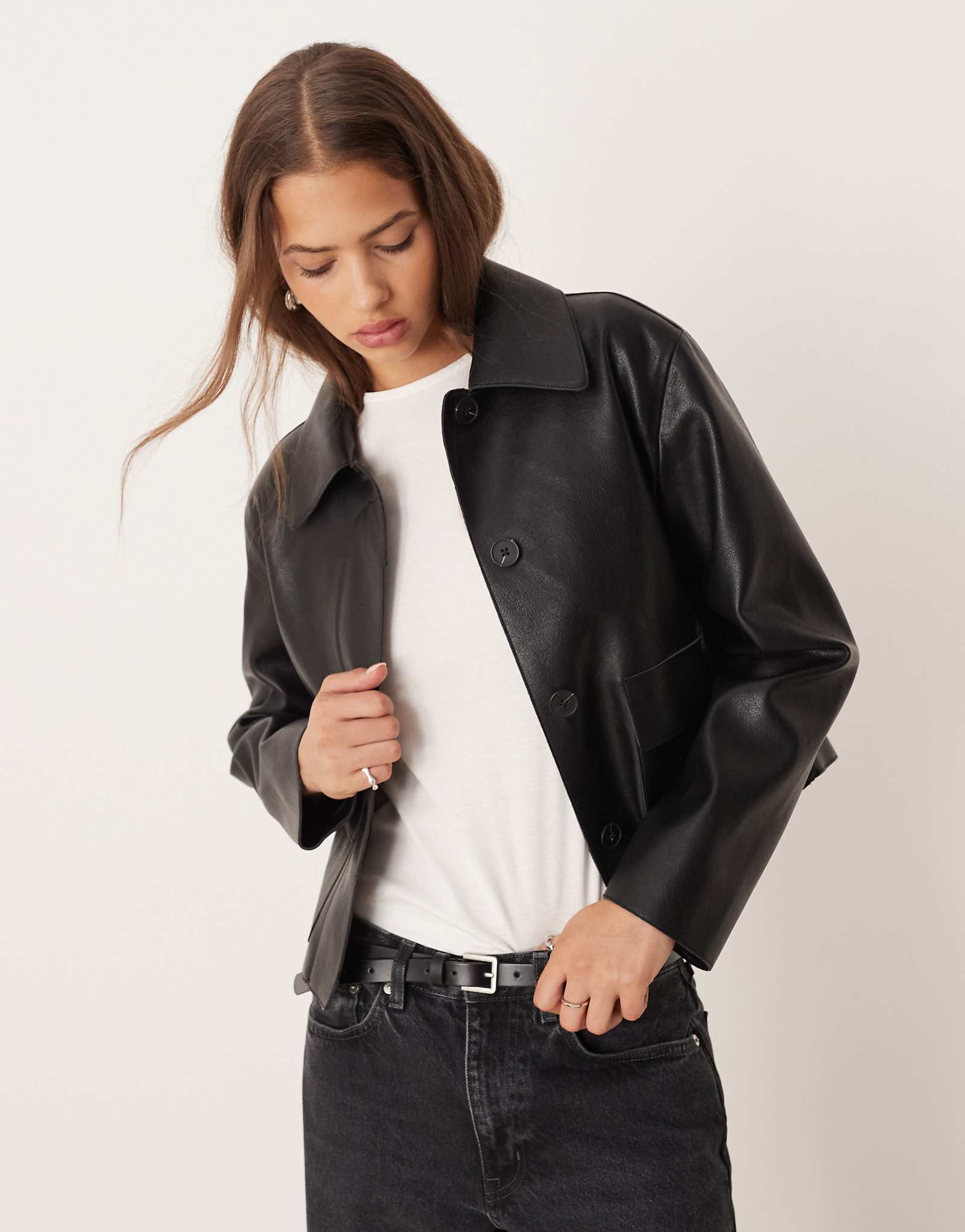 Облегающая куртка из искусственной кожи Mango черного цвета 20390₽