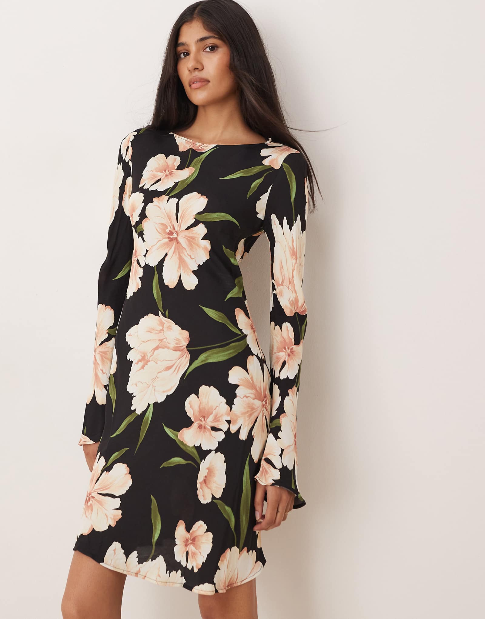 Мини-платье Mango с длинным рукавом в цветочек на темной основе 6790₽